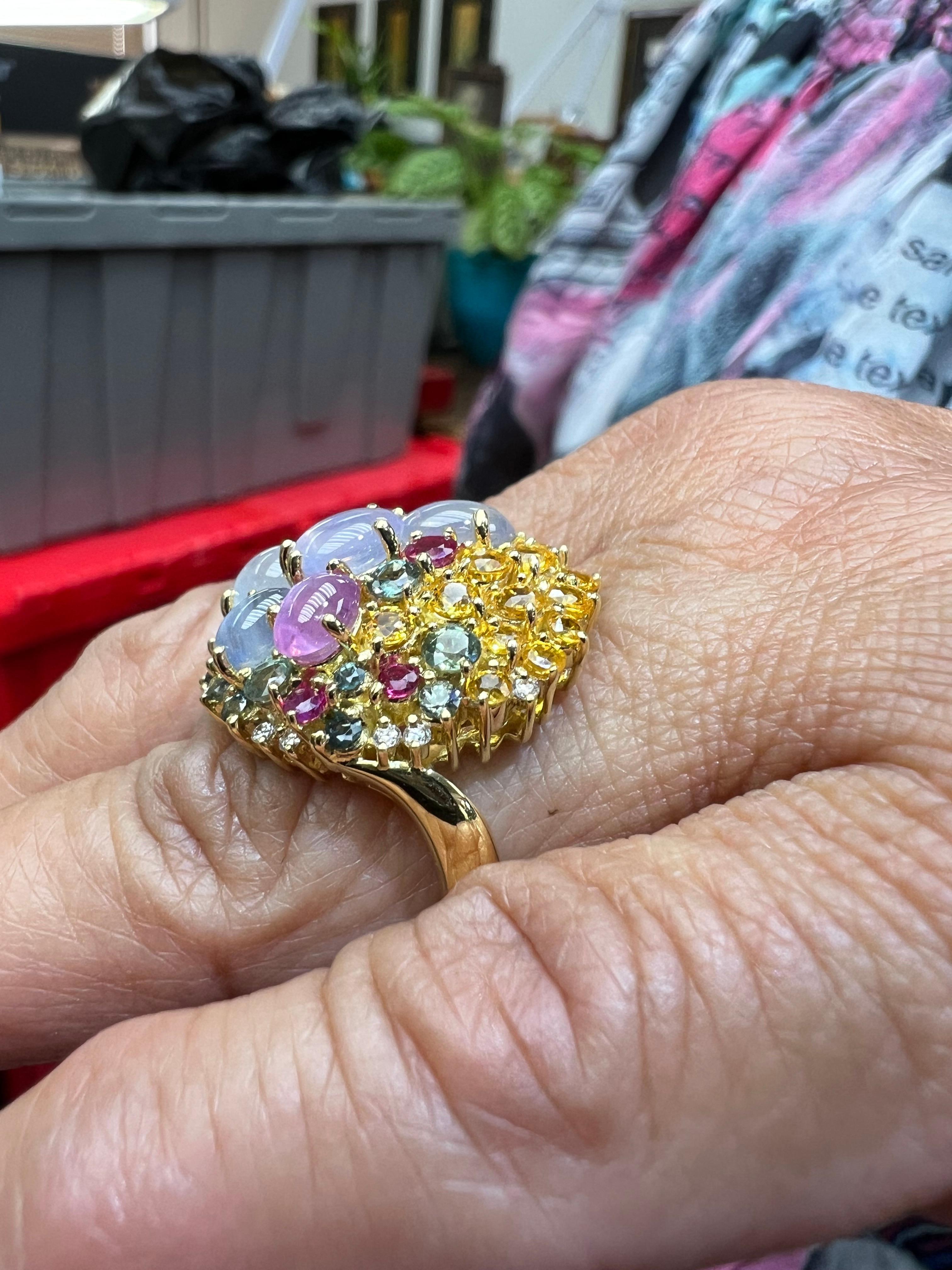 Bague cocktail en or jaune avec saphirs étoilés et saphirs multicolores et diamants Bon état - En vente à Los Angeles, CA