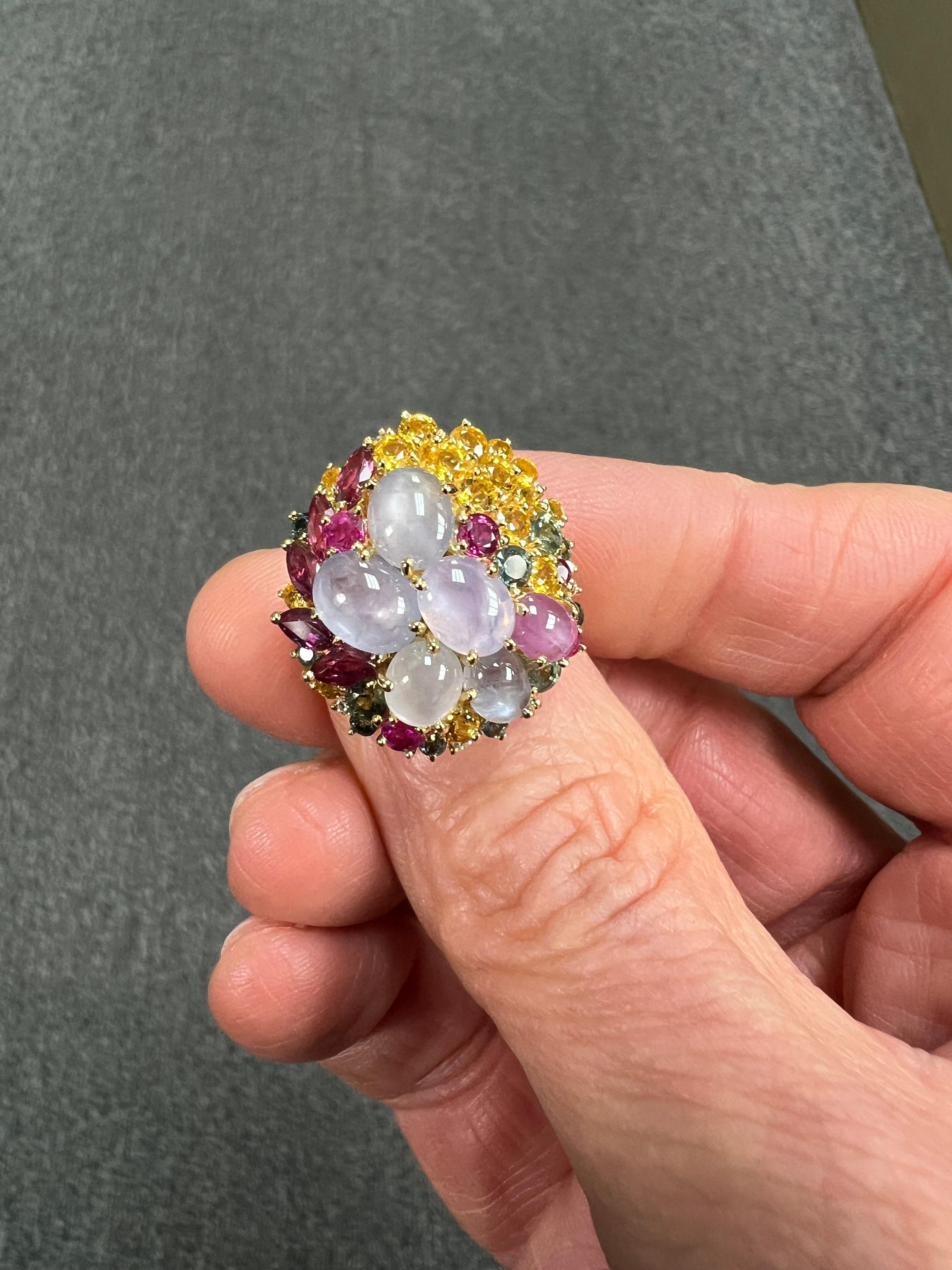 Bague cocktail en or jaune avec saphirs étoilés et saphirs multicolores et diamants Unisexe en vente