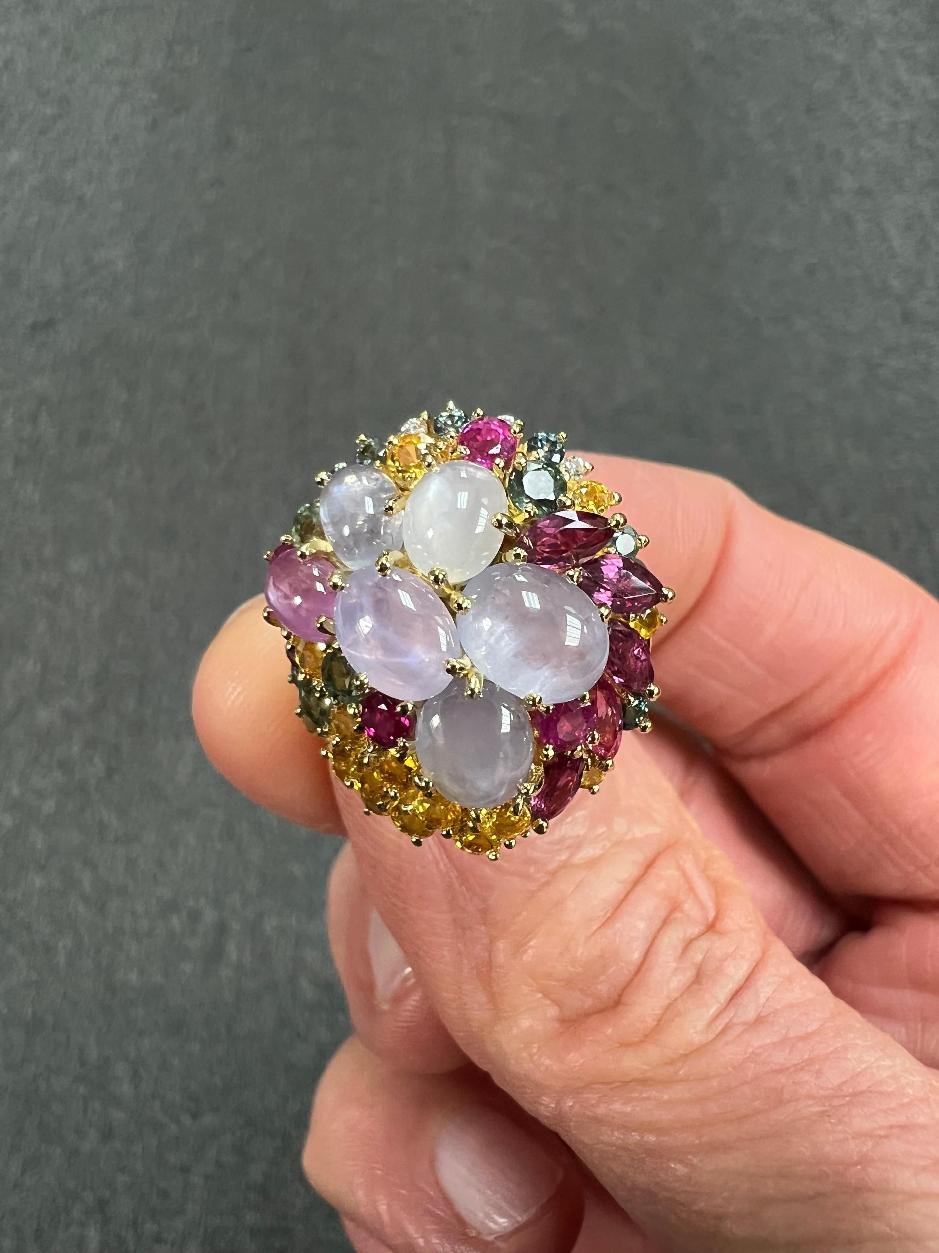 Bague cocktail en or jaune avec saphirs étoilés et saphirs multicolores et diamants en vente 1