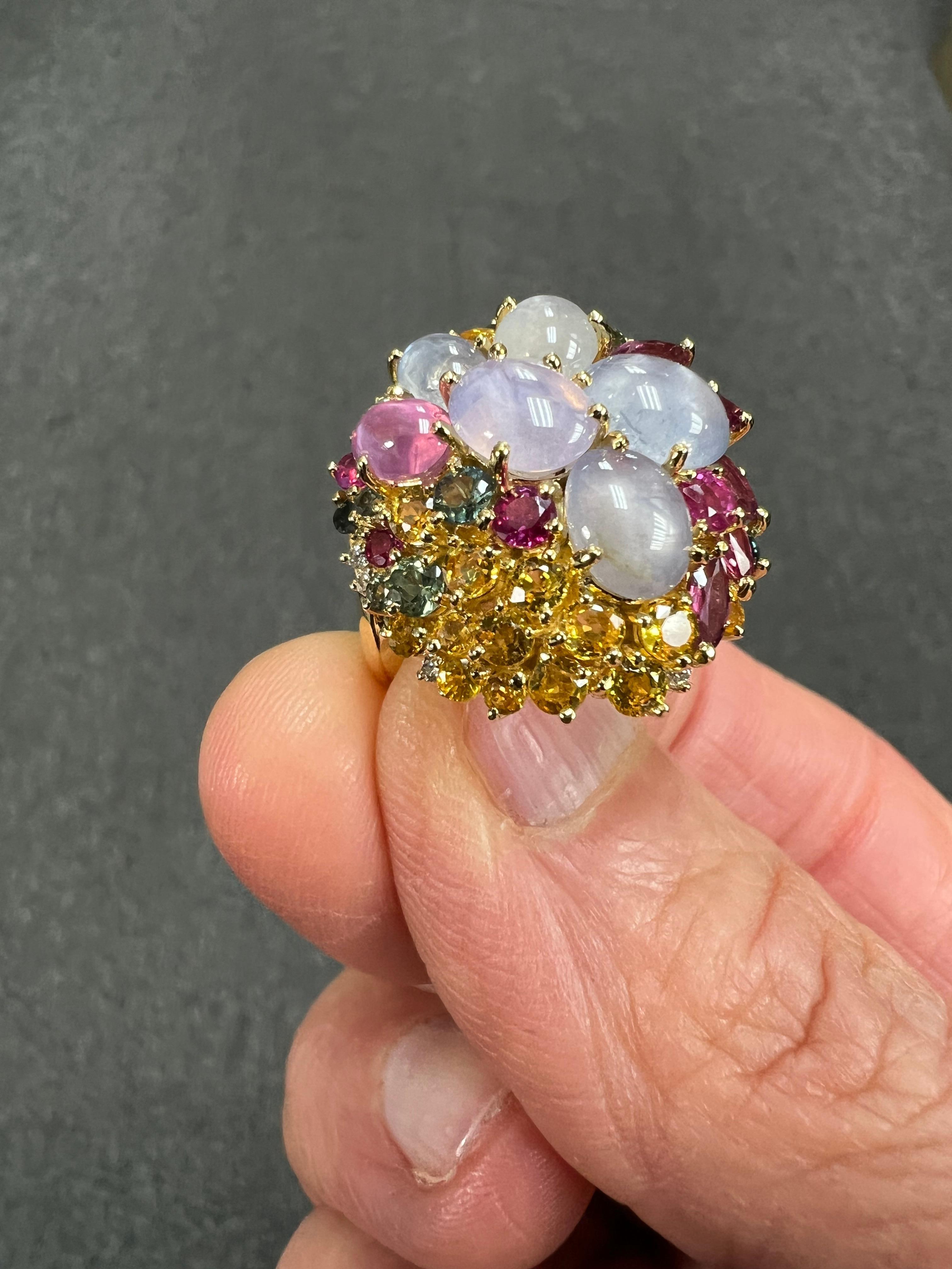 Bague cocktail en or jaune avec saphirs étoilés et saphirs multicolores et diamants en vente 2