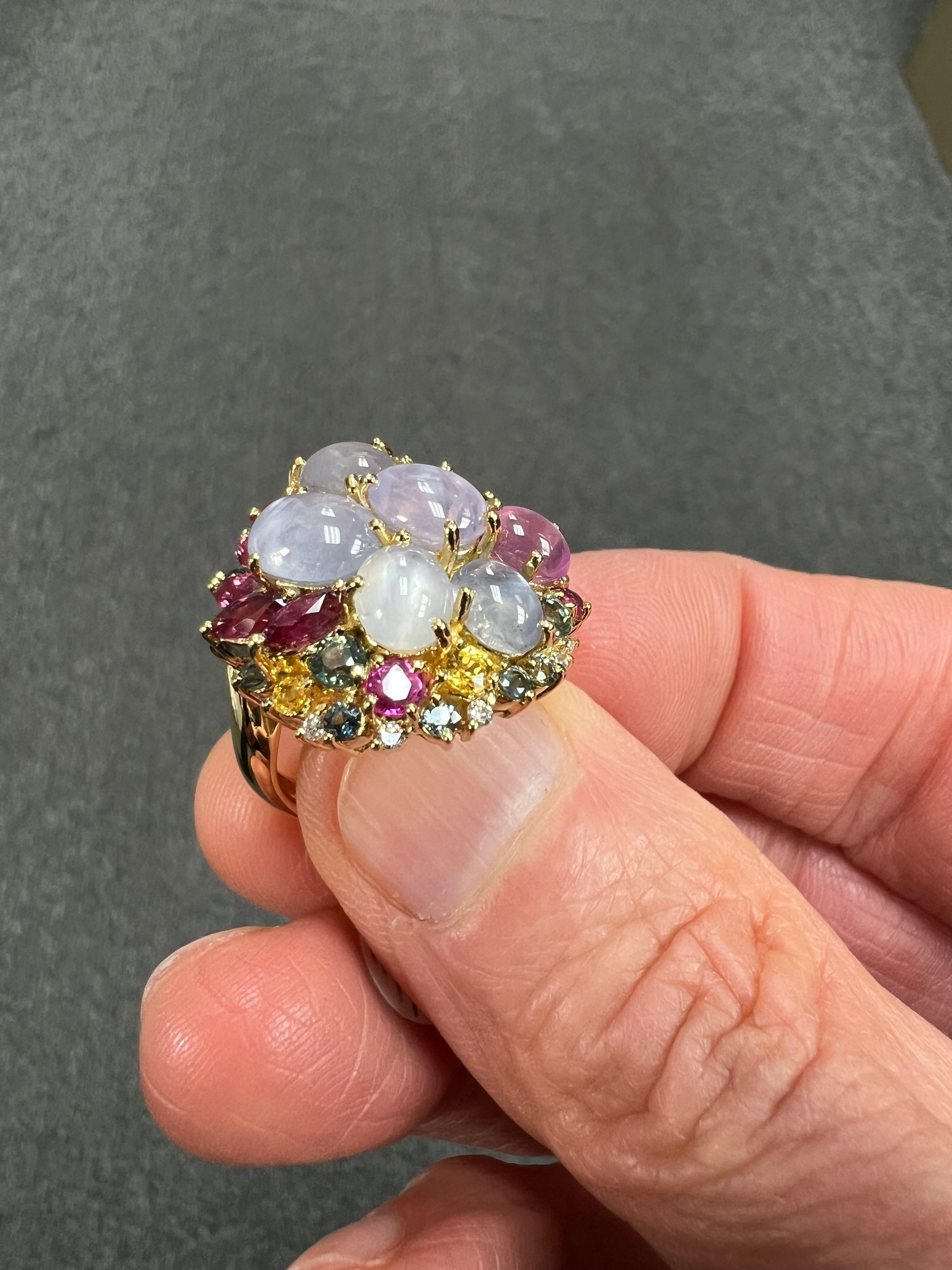 Bague cocktail en or jaune avec saphirs étoilés et saphirs multicolores et diamants en vente 3