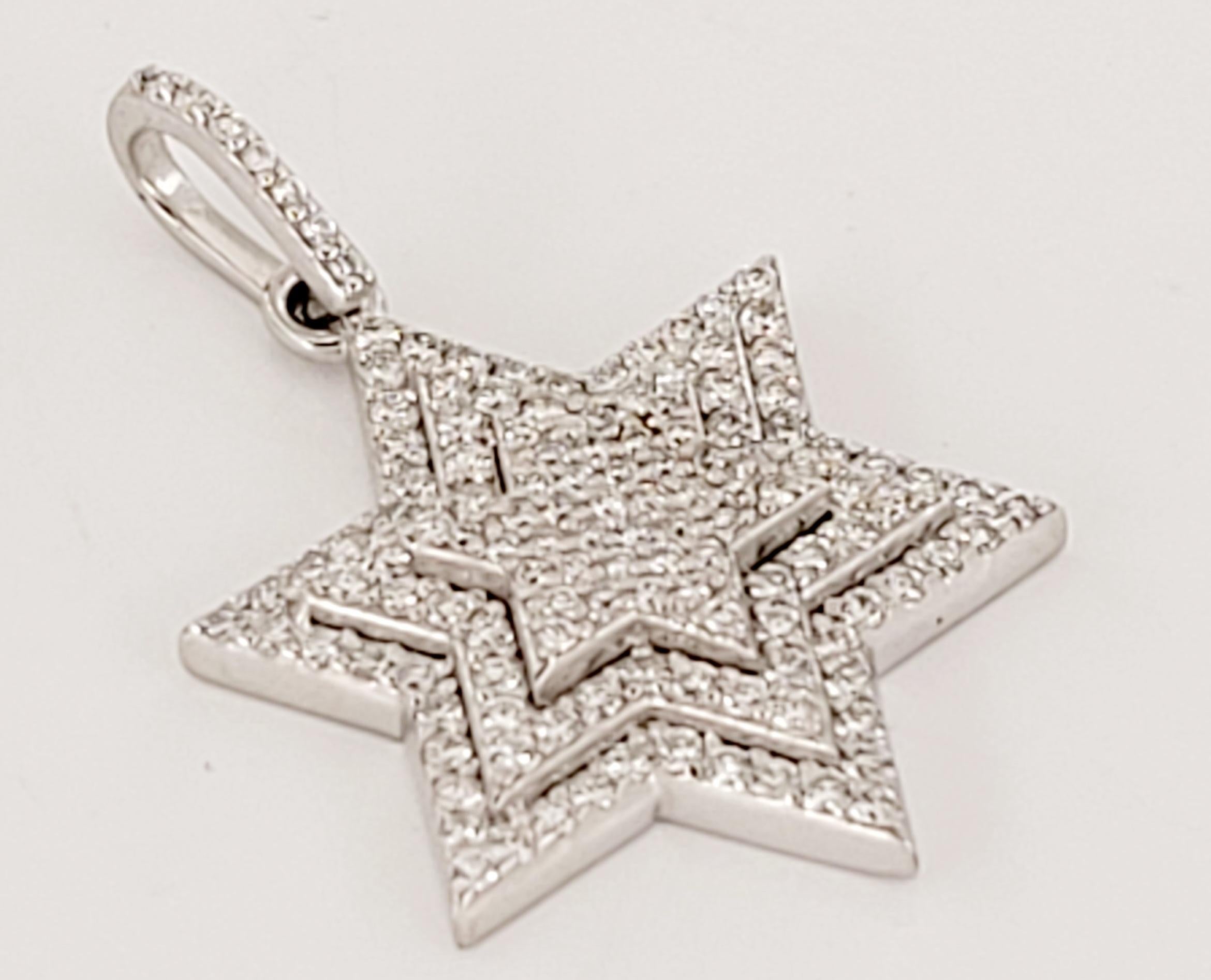 Forme d'étoile  Pendentif en or blanc 14 k.  avec des diamants Neuf - En vente à New York, NY