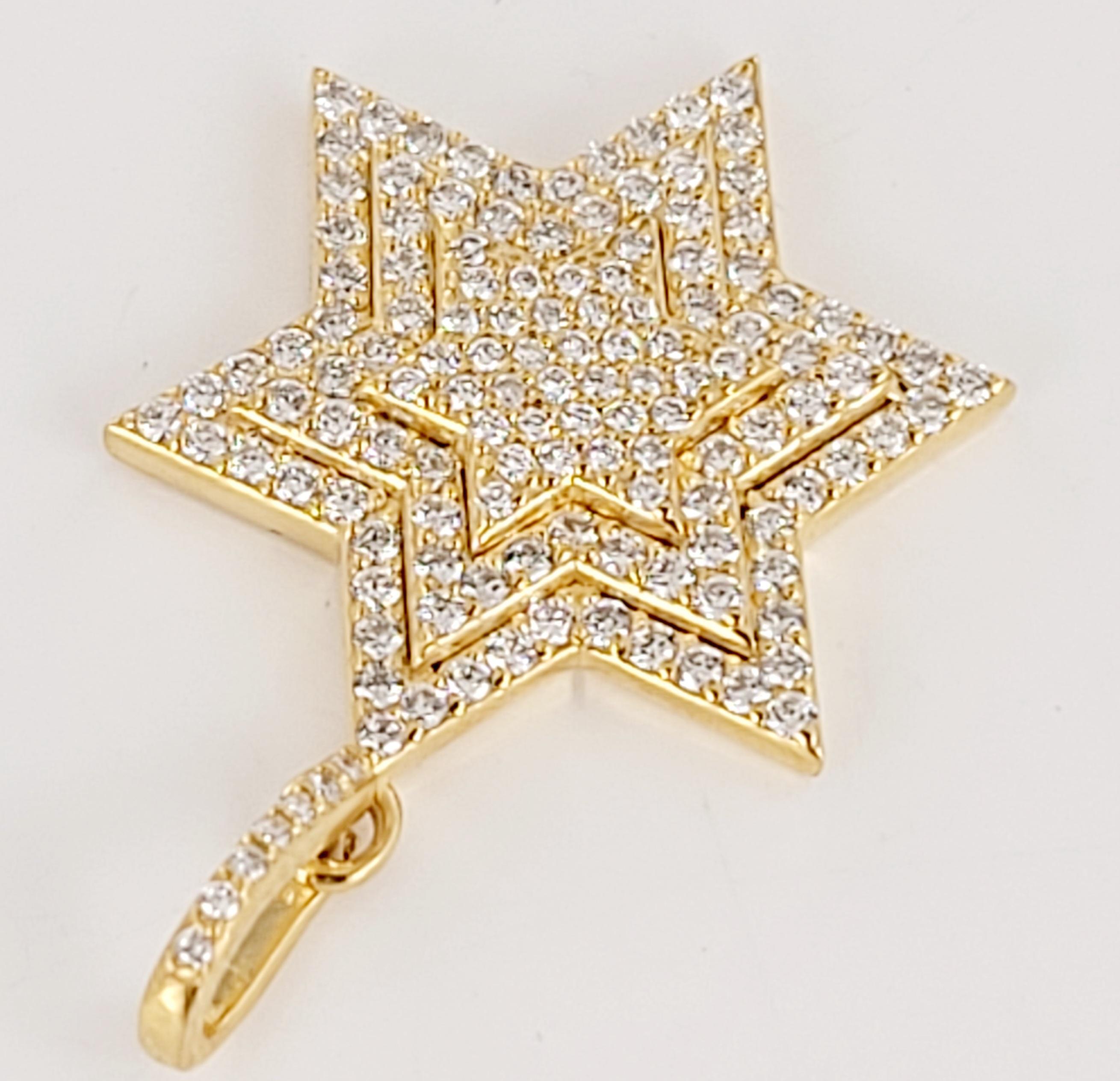 Star Shape Pendant in14K Yellow Gold with Diamonds In New Condition For Sale In New York, NY