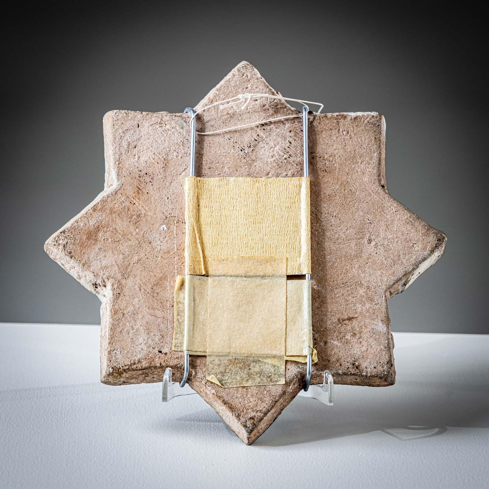 Piastrella di ceramica a forma di stella, probabilmente di scuola persiana 1