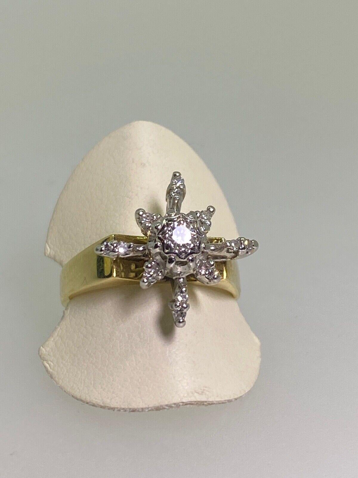 In Form eines Sterns, besetzt mit runden Diamanten im Brillantschliff von insgesamt ca. 0,35ct, 
von guter Farbe und Klarheit 
Diamant in der Mitte: 0,12ct, Farbe: G, Reinheit: VS

18K Gelbgold 

Gesamtgewicht des Artikels: 6.6gr. 
Größe des Rings:
