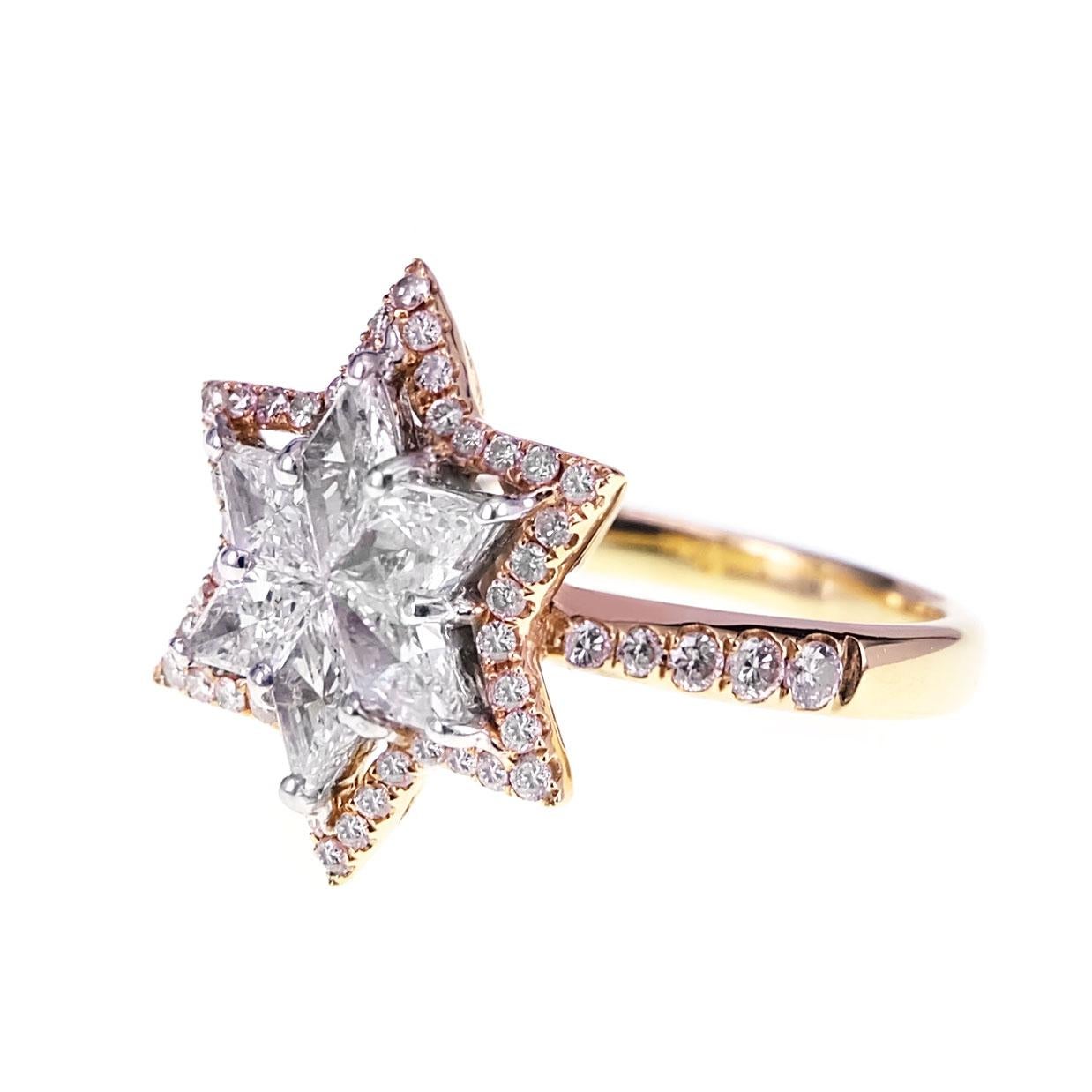 0.88 Karat eines sternförmigen Diamanten und 0,34 Karat eines pinkfarbenen Argyle-Diamanten sind in diesem wunderschönen Verlobungsring gefasst. Der Ring eignet sich perfekt für Brautveranstaltungen und als Hochzeitsgeschenk.  Die Einzelheiten des