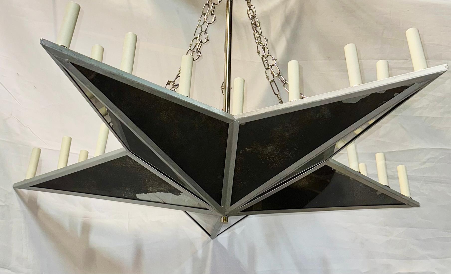 Lampadario francese a forma di stella a specchio degli anni '60 circa con 30 luci.

Misure:
Diametro: 45