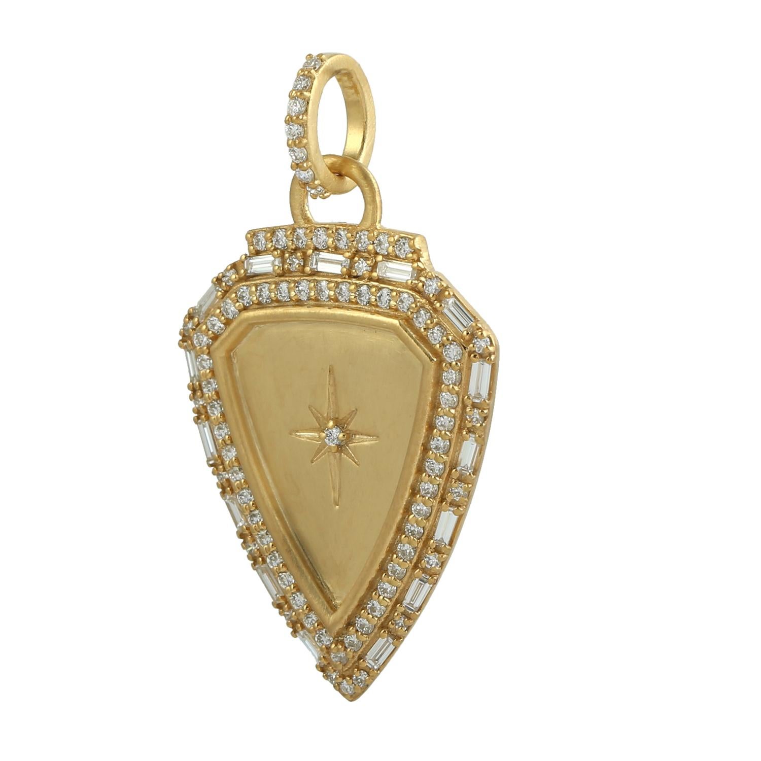 Star Shield Pendant With Diamonds Made In 14k Yellow Gold Art Decó en venta