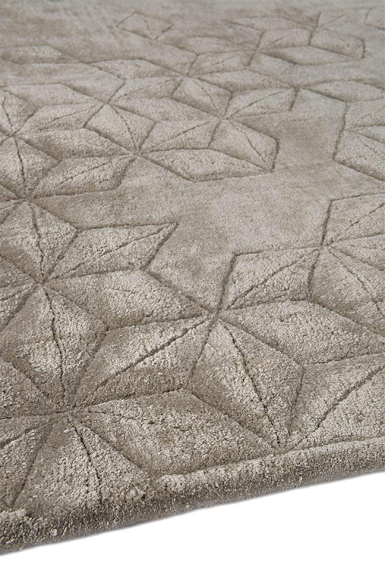 Star silk charcoal wird von Hand aus Seide geknüpft und das Motiv wird von Hand in die Oberfläche des Teppichs geritzt. Helen sagt: 