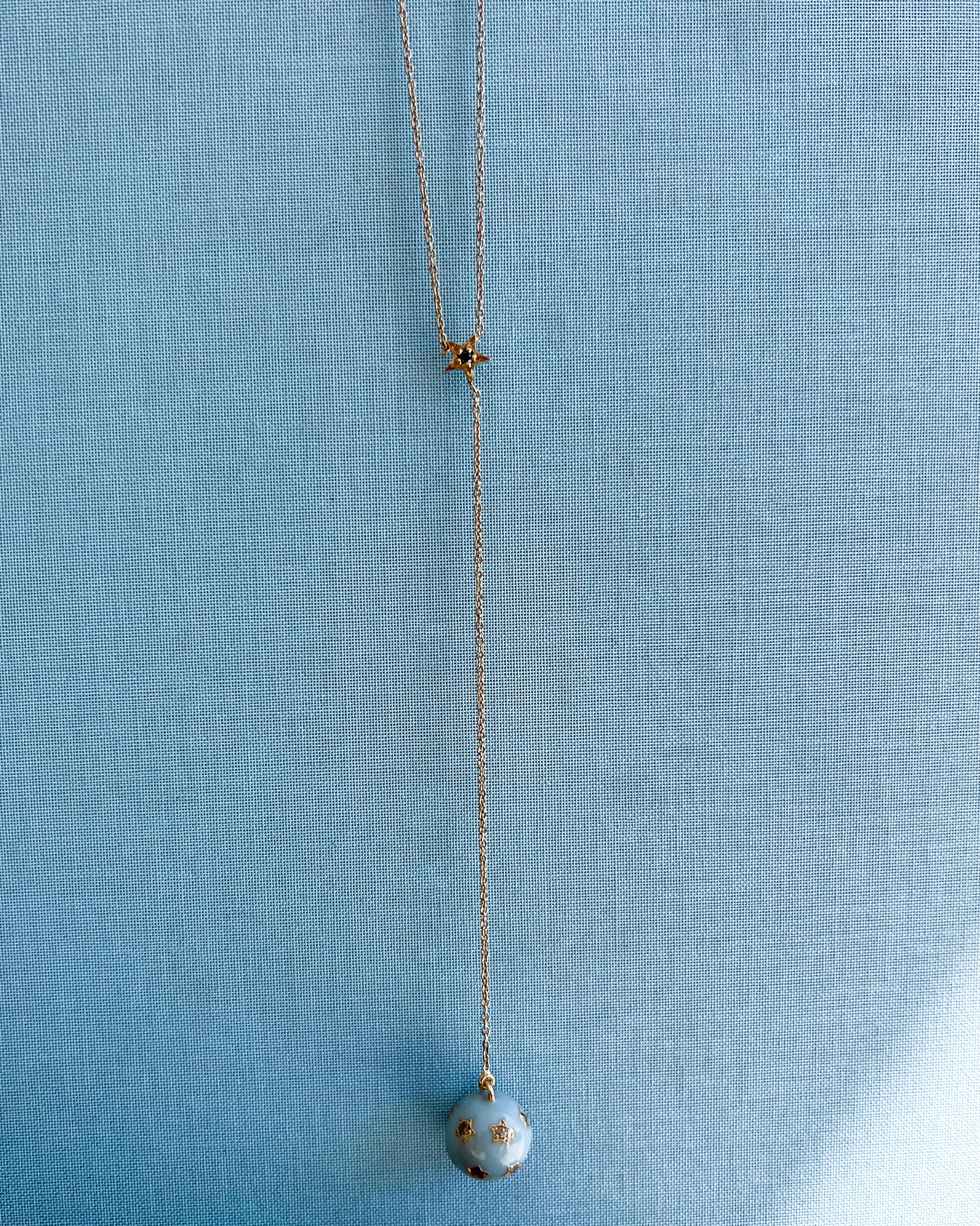 Collier sphère étoilée en argent plaqué or avec diamants blancs et émail bleu clair - Pendentif goutte céleste par J DAUPHIN

Le collier sphère étoilée de J Dauphin allie symbolisme céleste, design victorien et artisanat moderne. Fabriqué à la main