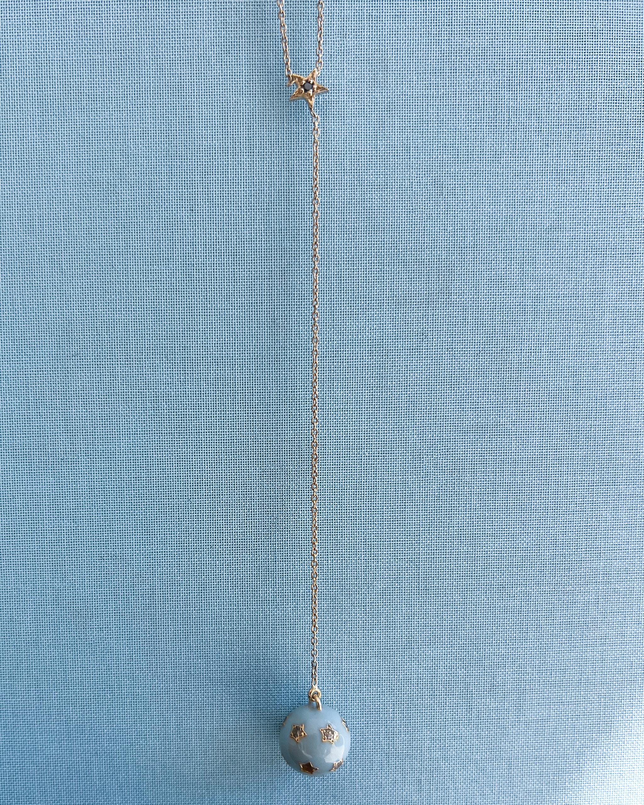 Contemporain Collier sphère étoilée diamants blancs émail bleu ciel - pendentif goutte céleste en vente