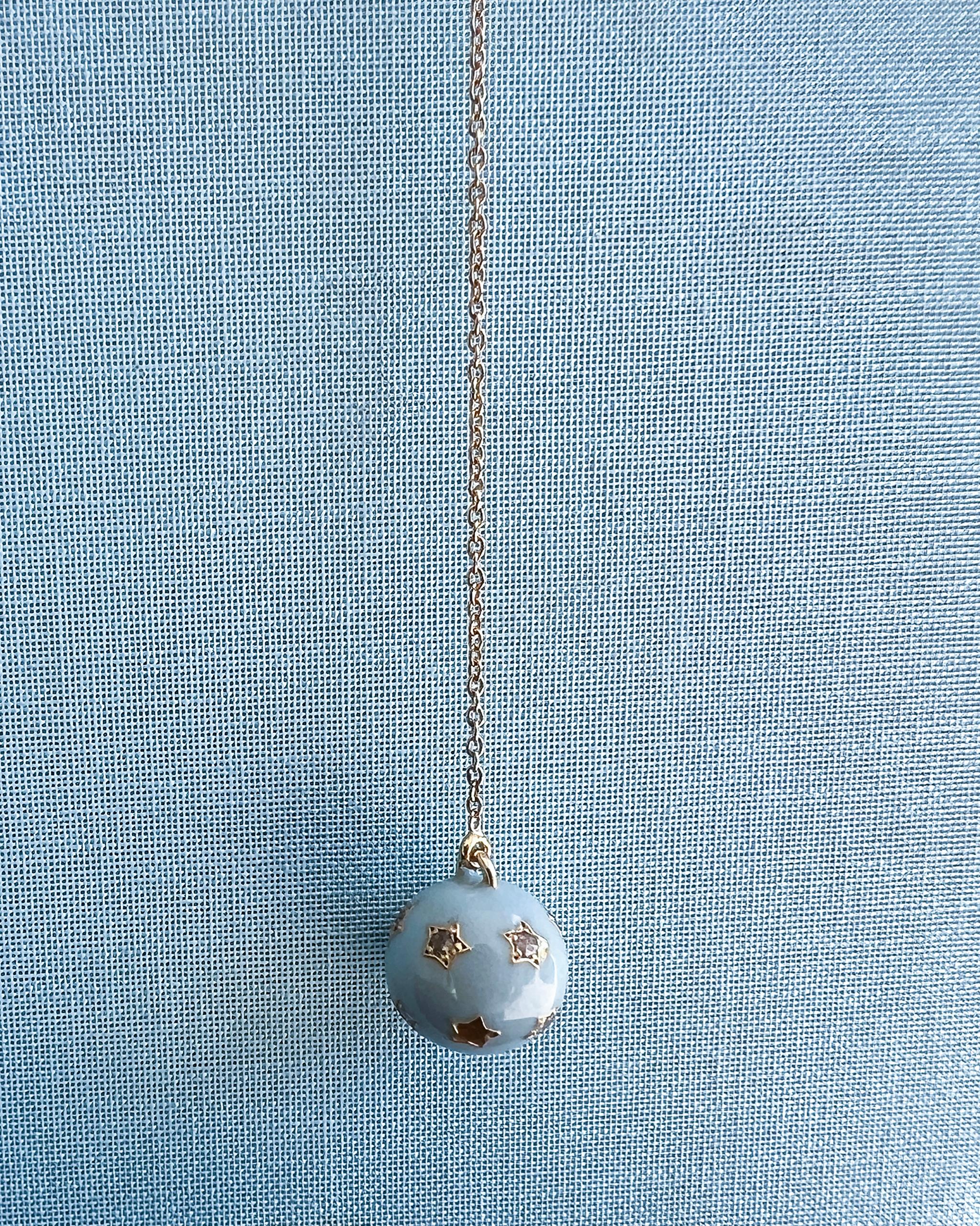 Taille simple Collier sphère étoilée diamants blancs émail bleu ciel - pendentif goutte céleste en vente