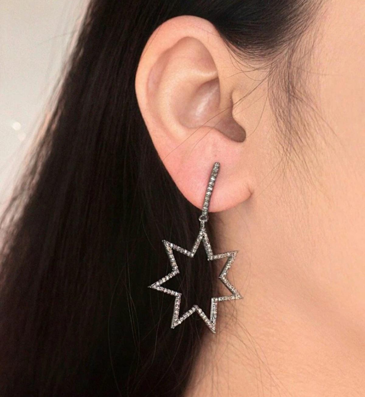 Boucle d'oreille étoile diamant pavé argent 925 Boucle d'oreille pendante diamant Cadeau de fête des mères

Métal de base
Argent sterling, 925 pièces pour 1000
Poids du diamant
2.25 Cts Approx.
Métal
Argenterie sterling
Forme de la pierre