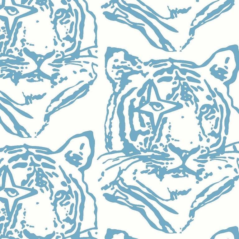 Papier peint tigre étoilé en denim bleu poussiéreux et blanc Neuf - En vente à Brooklyn, NY
