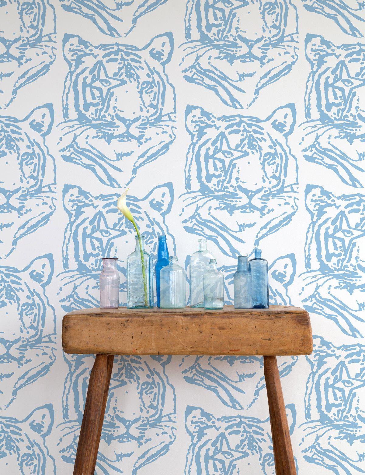 XXIe siècle et contemporain Papier peint tigre étoilé en denim bleu poussiéreux et blanc en vente