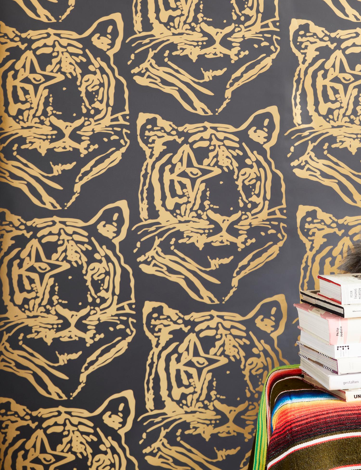 Star Tiger Designer-Tapete in Eclipse „Metallic Gold on Black“ im Zustand „Neu“ im Angebot in Brooklyn, NY