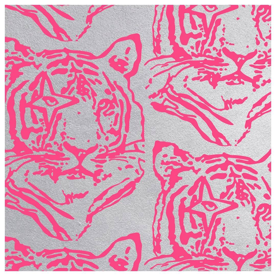 Carta da parati firmata Star Tiger in Neon "Rosa neon su Mylar argento metallizzato". in vendita