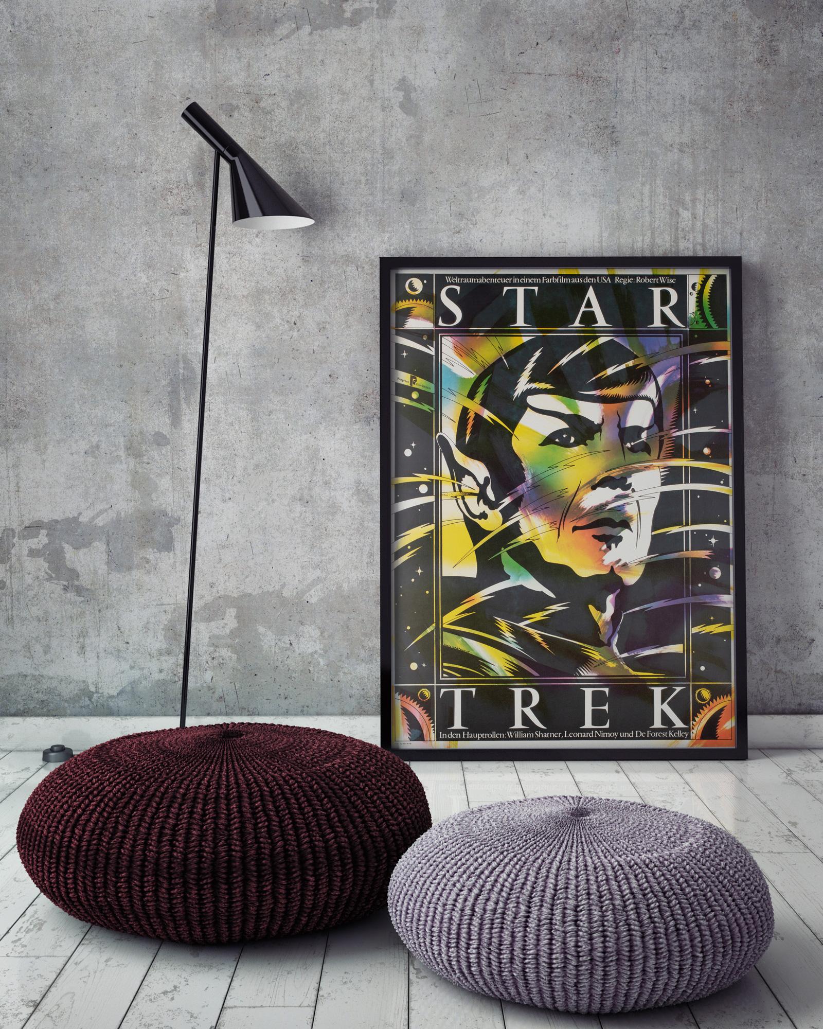 Star Trek Original, affiche de film est-allemand, 1985

Nous adorons le dessin de Spock d'Ilabowski sur l'affiche est-allemande de Star Trek. Un grand article rare, surtout dans cette grande taille et en état roulé ! 

Cette affiche de film