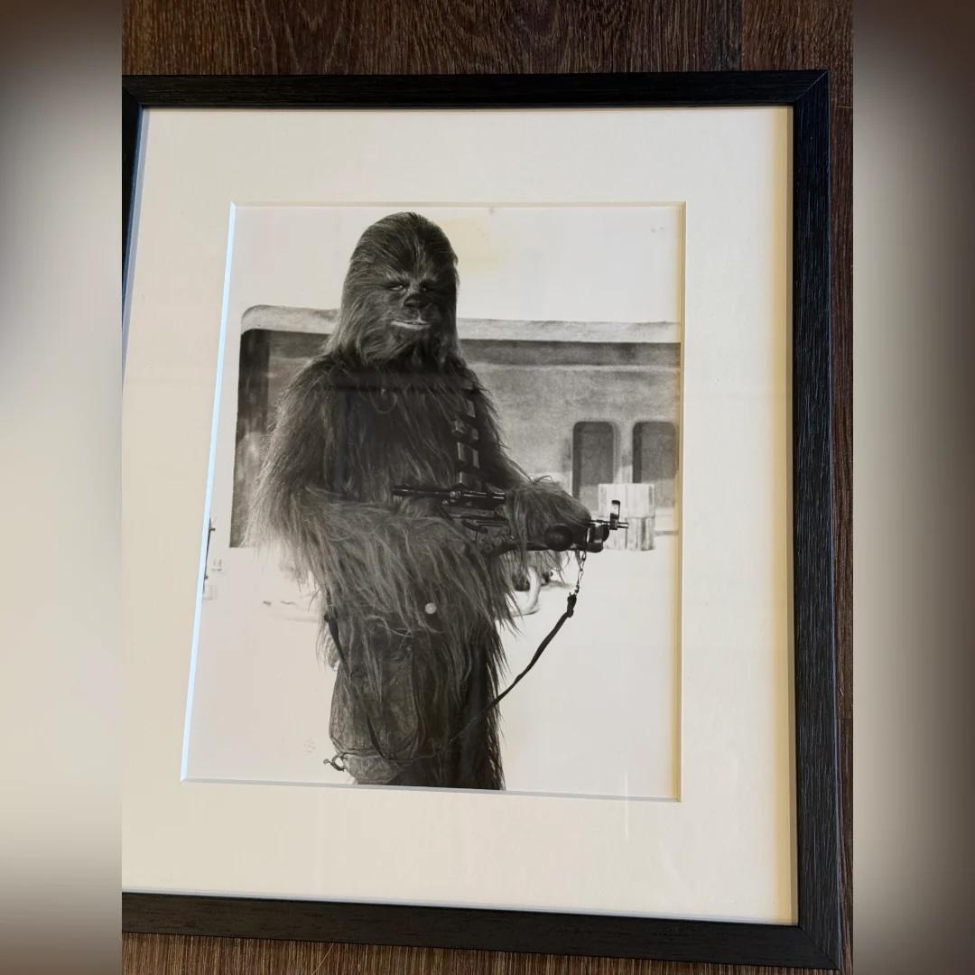 Krieg der Sterne (1977) - FRAMED
Foto Standbild (8 X 10 Zoll)

Originales fotografisches Produktionsstandbild.

Dies ist ein gerahmtes Originalfoto von Chewbacca (dargestellt von Peter Mayhew), dem legendären 100-jährigen Wookiee und Co-Piloten des