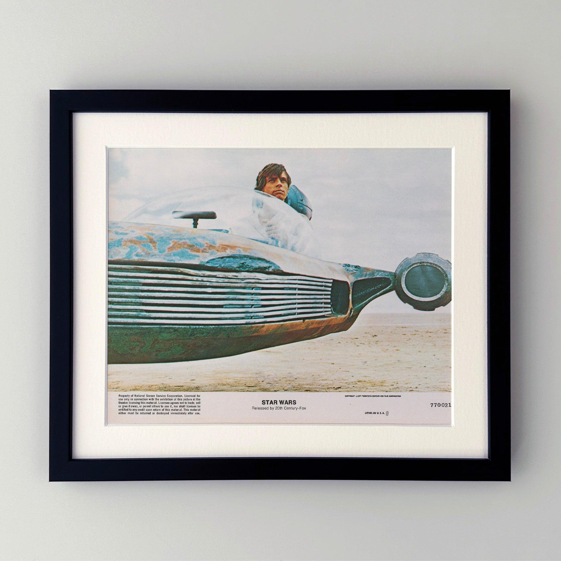 Carte de lobby originale de 8x10 pouces pour Star Wars (1977) avec Mark Hamill, Harrison Ford et Carrie Fisher et réalisé par George Lucas.

Les photos de publicité (film/production) ont été créées pour aider les studios à promouvoir leurs nouveaux