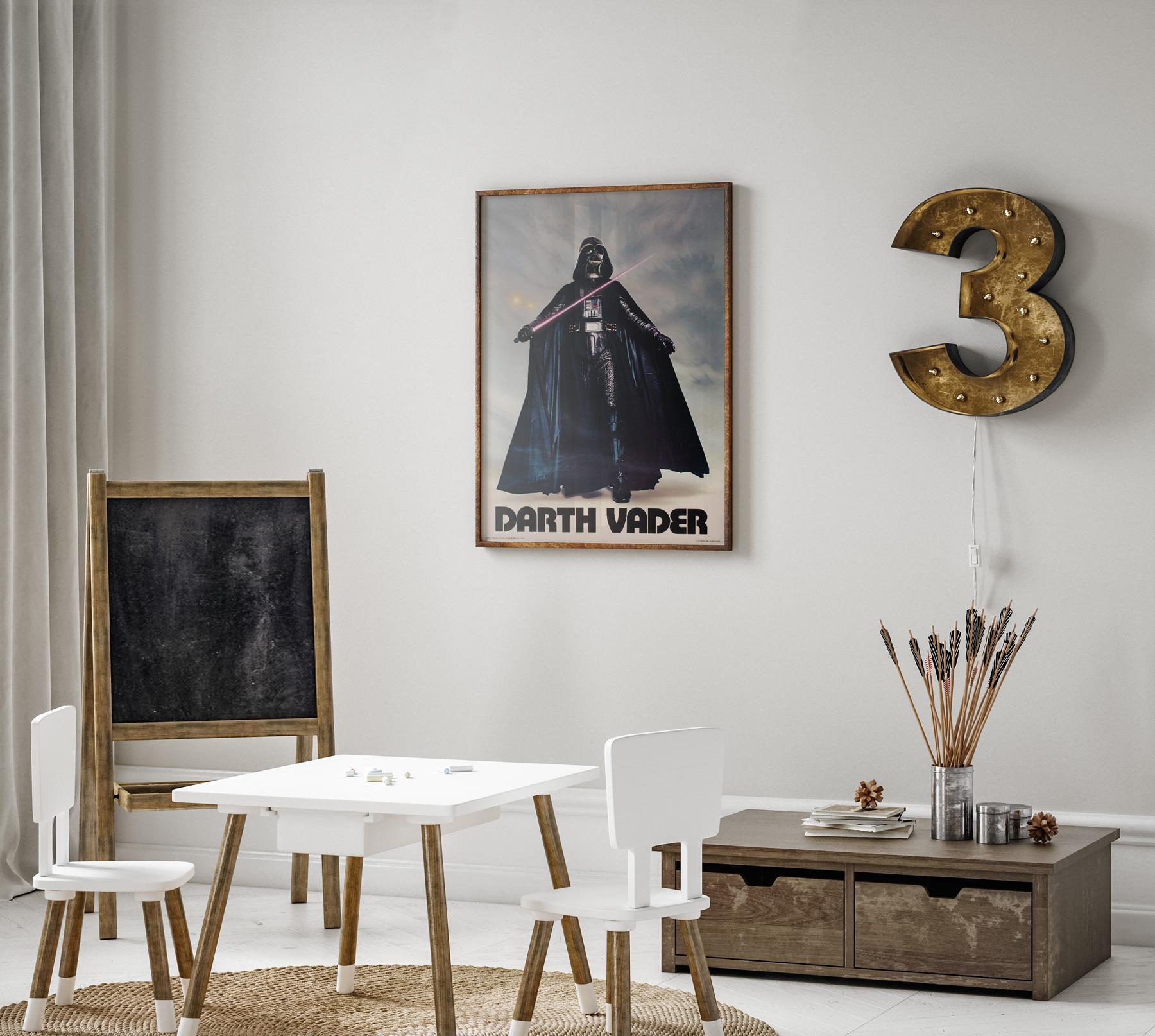 Fantastisches originales autorisiertes kommerzielles Star Wars Poster von 1977, gedruckt von Factors Inc. mit jedermanns Lieblingsbösewicht Darth Vader!

Dieses Vintage-Poster wurde professionell mit Leinen hinterlegt und hat die Maße 20 x 28 1/2