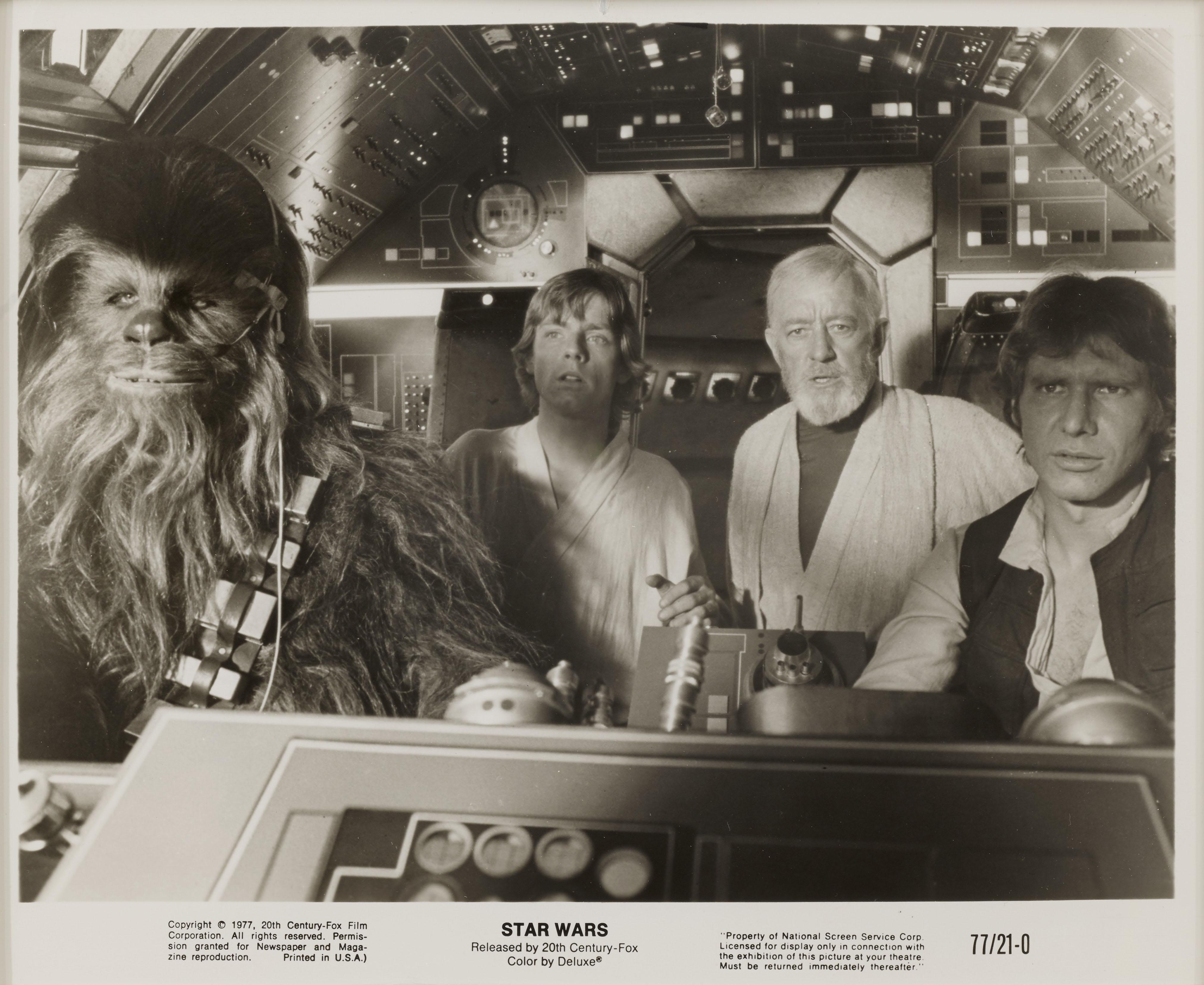 Original US-Fotostandbild für Star Wars 1977.
Regie führte George Lucas, die Hauptrollen spielten Mark Hamill, Harrison Ford und Carrie Fisher.
Dieses Werk ist in einem Sapele-Holzrahmen mit säurefreien Passepartouts und UV-Plexiglas gerahmt. Die