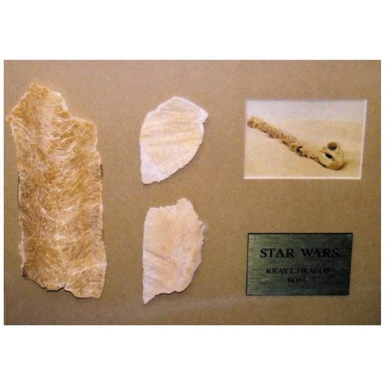 - Trois pièces en fibre de verre de l'os du dragon Krayt qui apparaissent dans le film original Star Wars de 1977

Star Wars, épisode IV : Un nouvel espoir (1977), écrit et réalisé par George Lucas, est le premier des films Star Wars à être sorti.