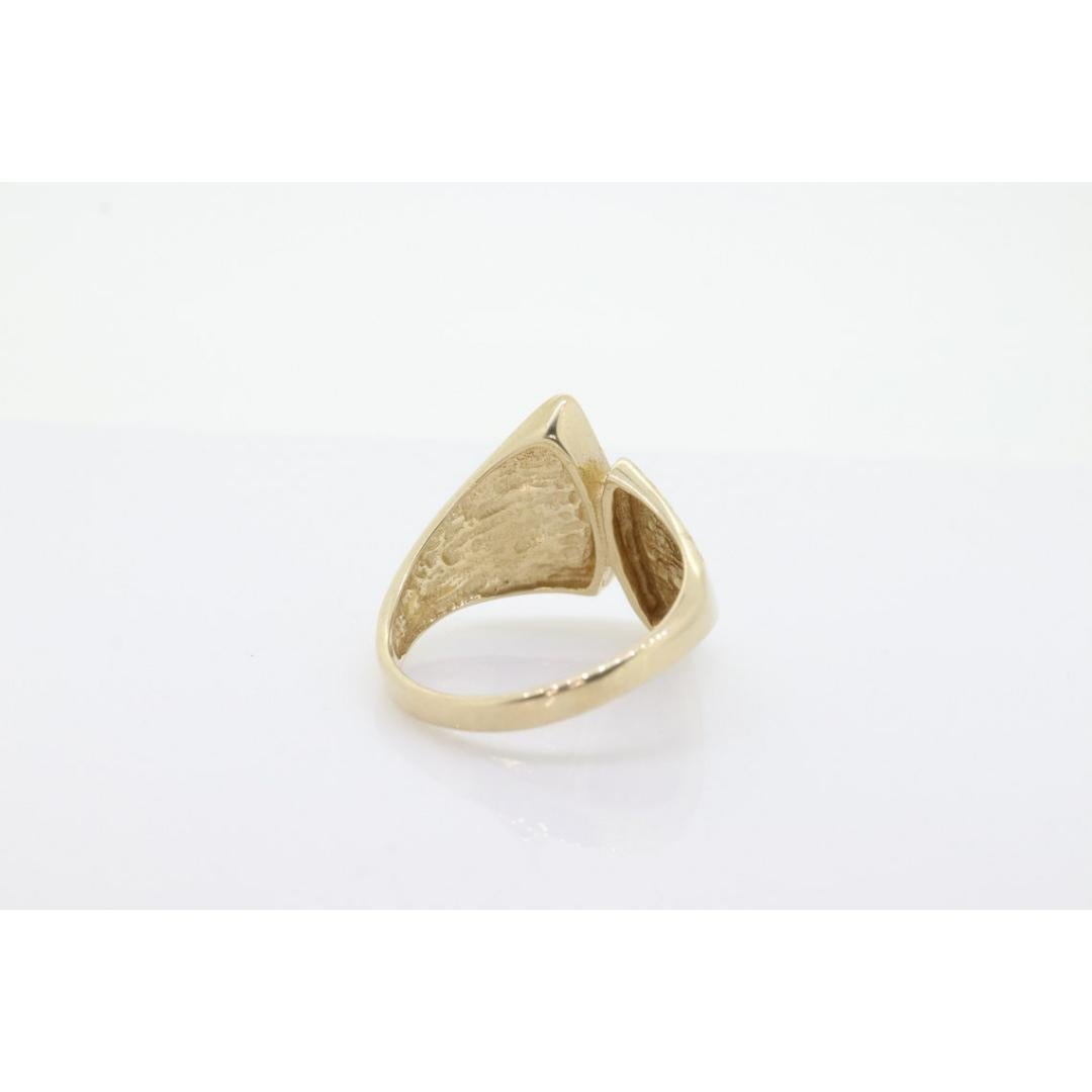 Vintage
Size: 8 US
Materials: Gold
Band color: Yellow

Style: Mid-century

Beautiful Star Etched bypass ring. High Gloss polished design.

Made by UTC in Italy.

Condition: Shows no to small signs of usage.

Details:
10k Yellow gold
18mm wide at