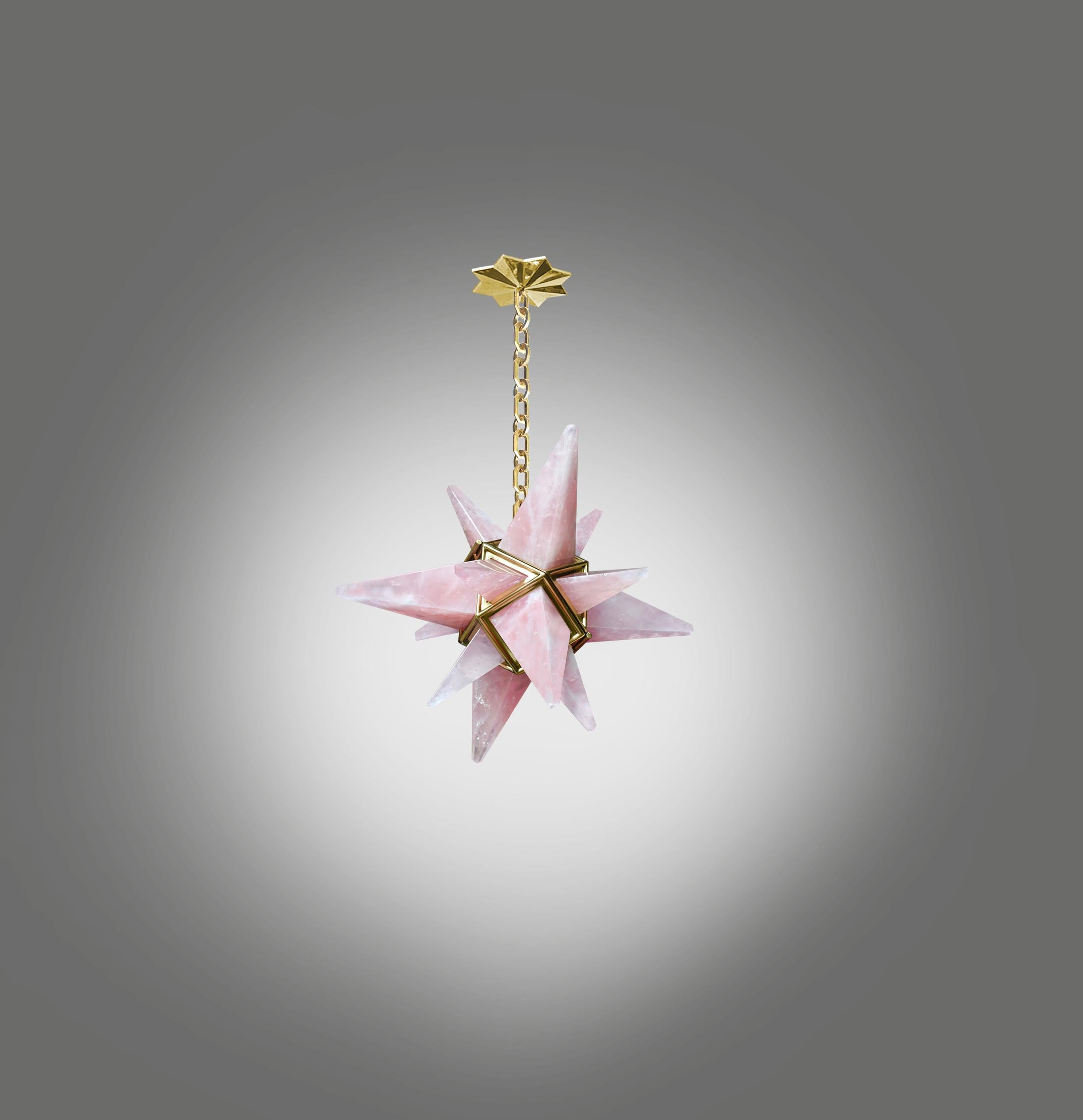 Lustre en cristal de roche rose de style déco en forme d'étoile avec cadre en laiton poli. Créé par Phoenix Gallery, NYC.
Une prise installée. Utiliser une lampe candélabre LED de 75 watts.
Ampoule fournie.
La hauteur est réglable.
