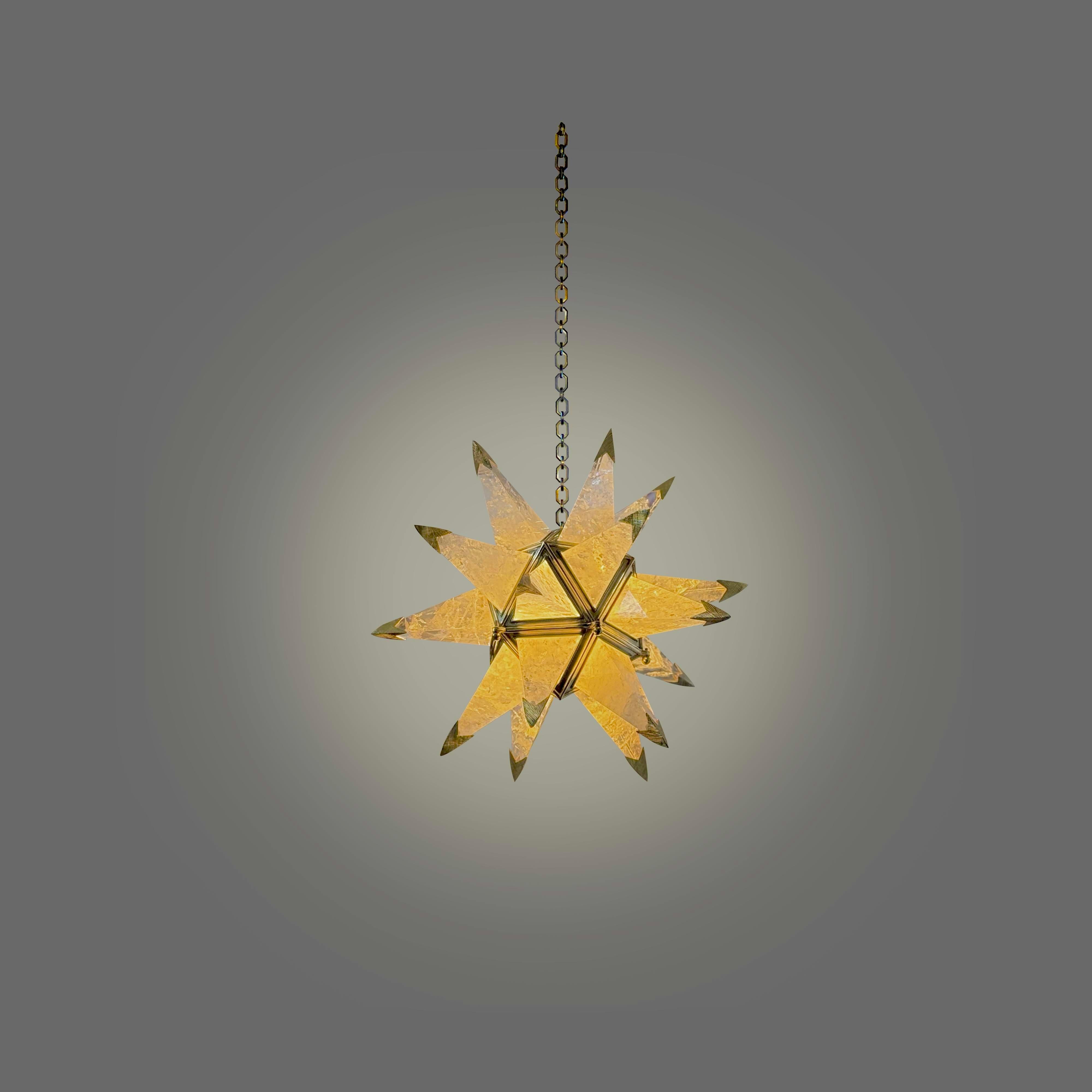 Lustre en cristal de roche en forme d'étoile avec décoration en laiton poli, une douille E12 installée, 80w au total.
Créé par Phoenix.
Taille et finition du métal sur mesure sur demande.
