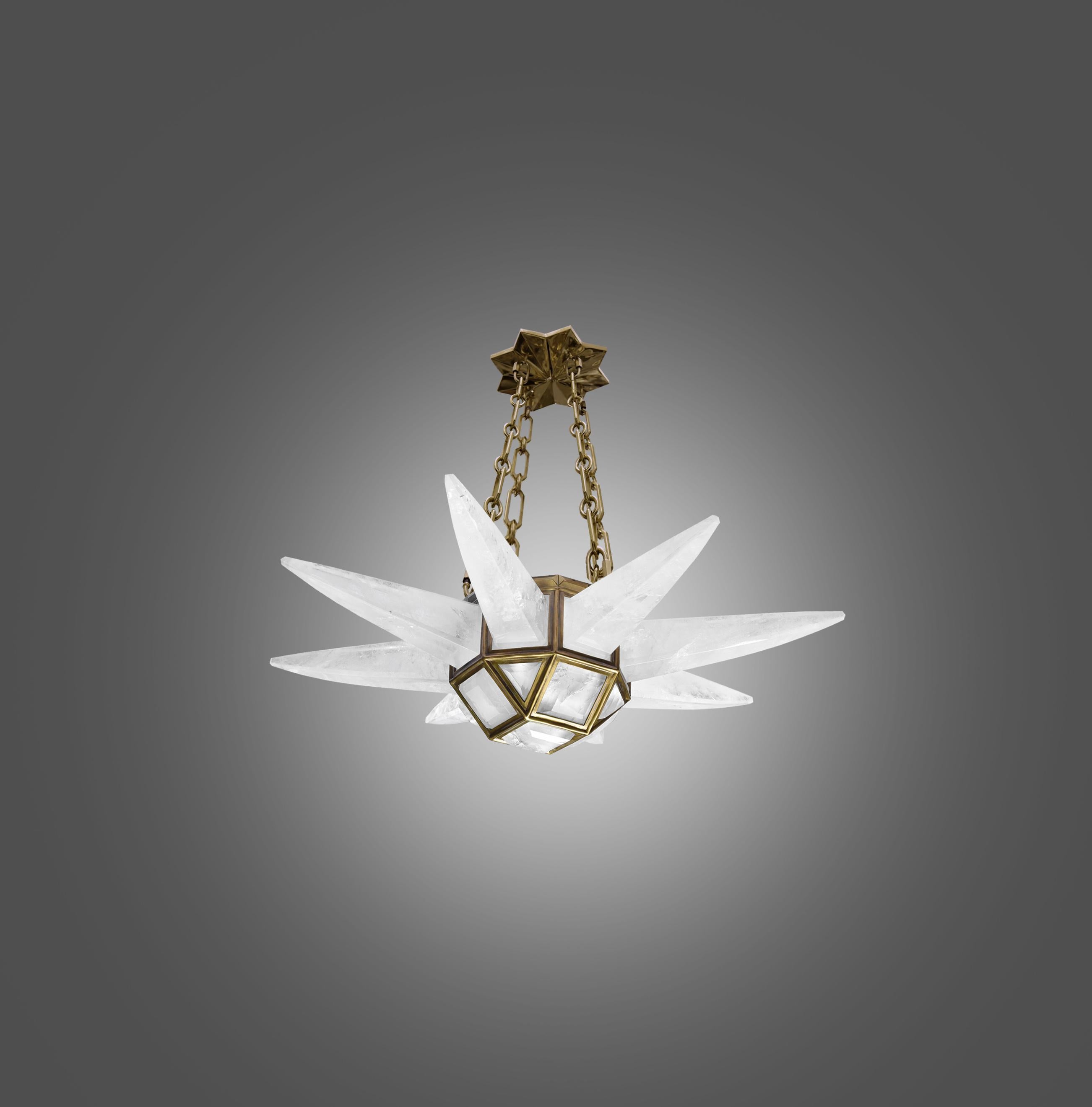 Raffinato lampadario in cristallo di rocca intagliato con decorazioni in ottone antico. Creato dalla Phoenix Gallery, NYC.
L'altezza è regolabile.
Dimensioni, quantità e finiture metalliche personalizzate su richiesta.