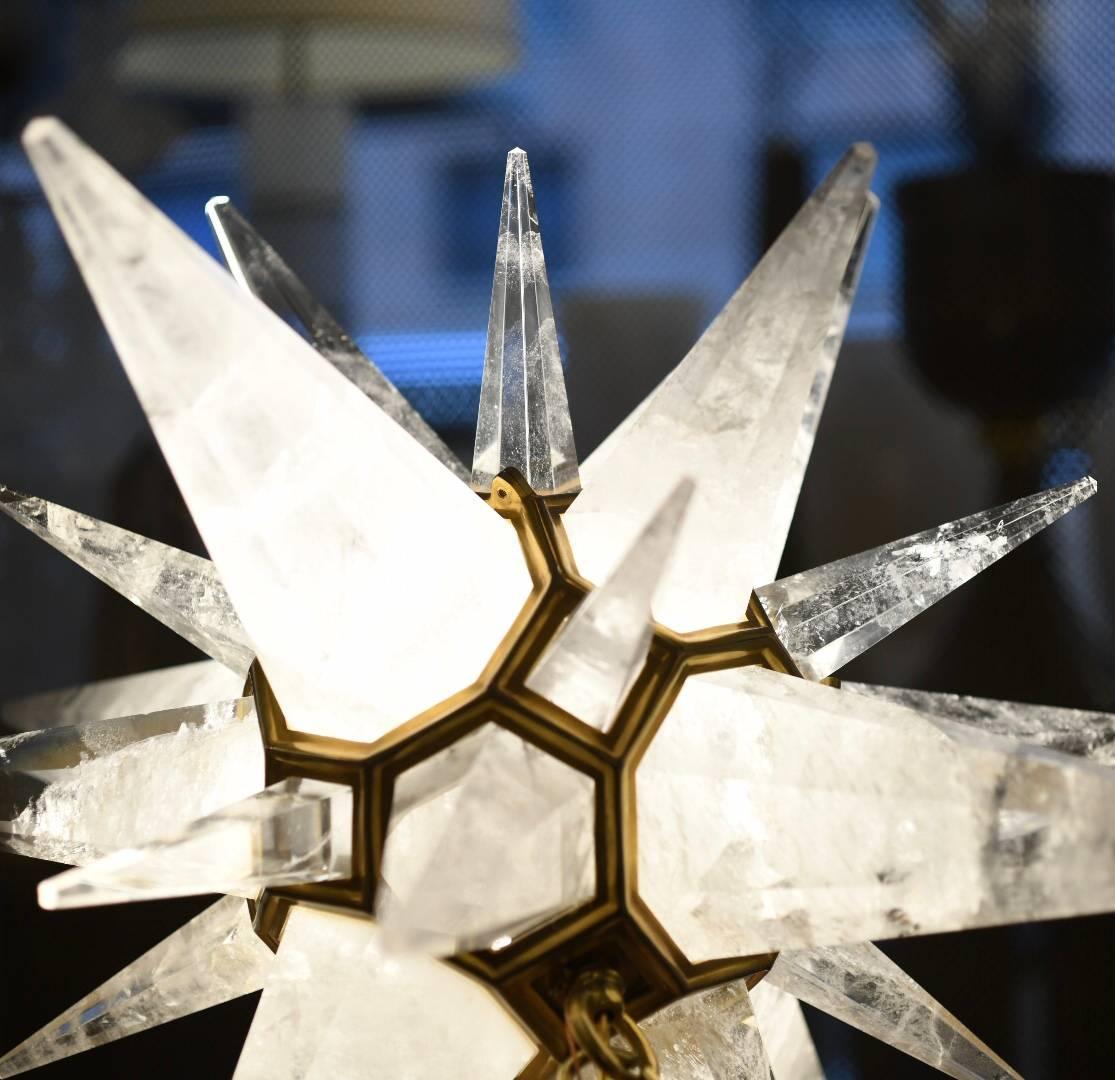 La lujosa lámpara de sobremesa de cristal de roca estrellada creada por Phoenix Gallery NYC.
Una toma instalada. Utiliza luz de guerra LED de 100 w. Cordón de seda negro.
