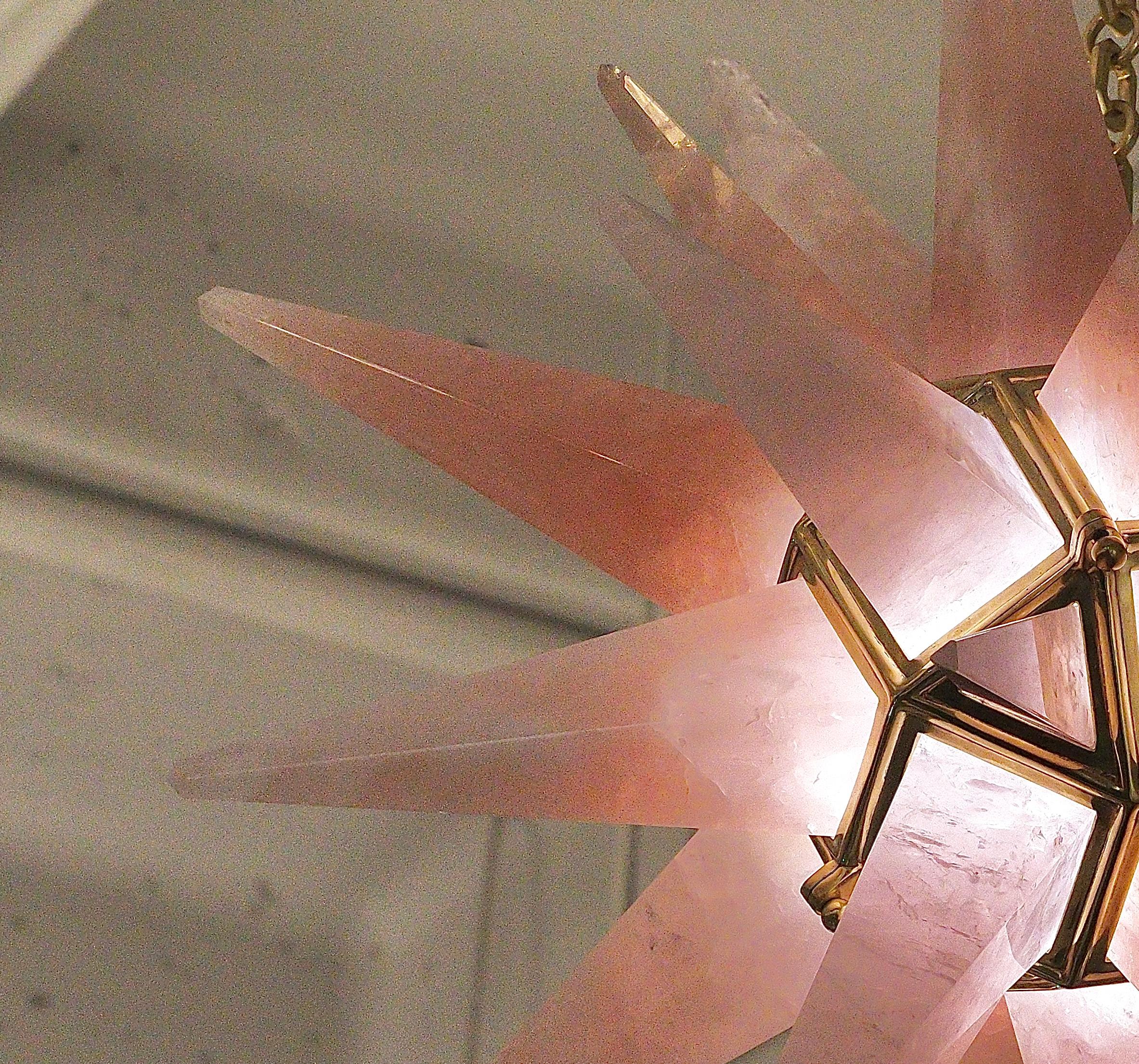 Rosa Bergkristall-Sternleuchter mit poliertem Messingrahmen, entworfen von Phoenix Gallery, NYC.
Zwei Candlelabra-Steckdosen installiert. Verwenden Sie zwei 75-Watt-LED-Kandelaber-Glühbirnen.

Glühbirne mitgeliefert.

Kundenspezifische Größe und