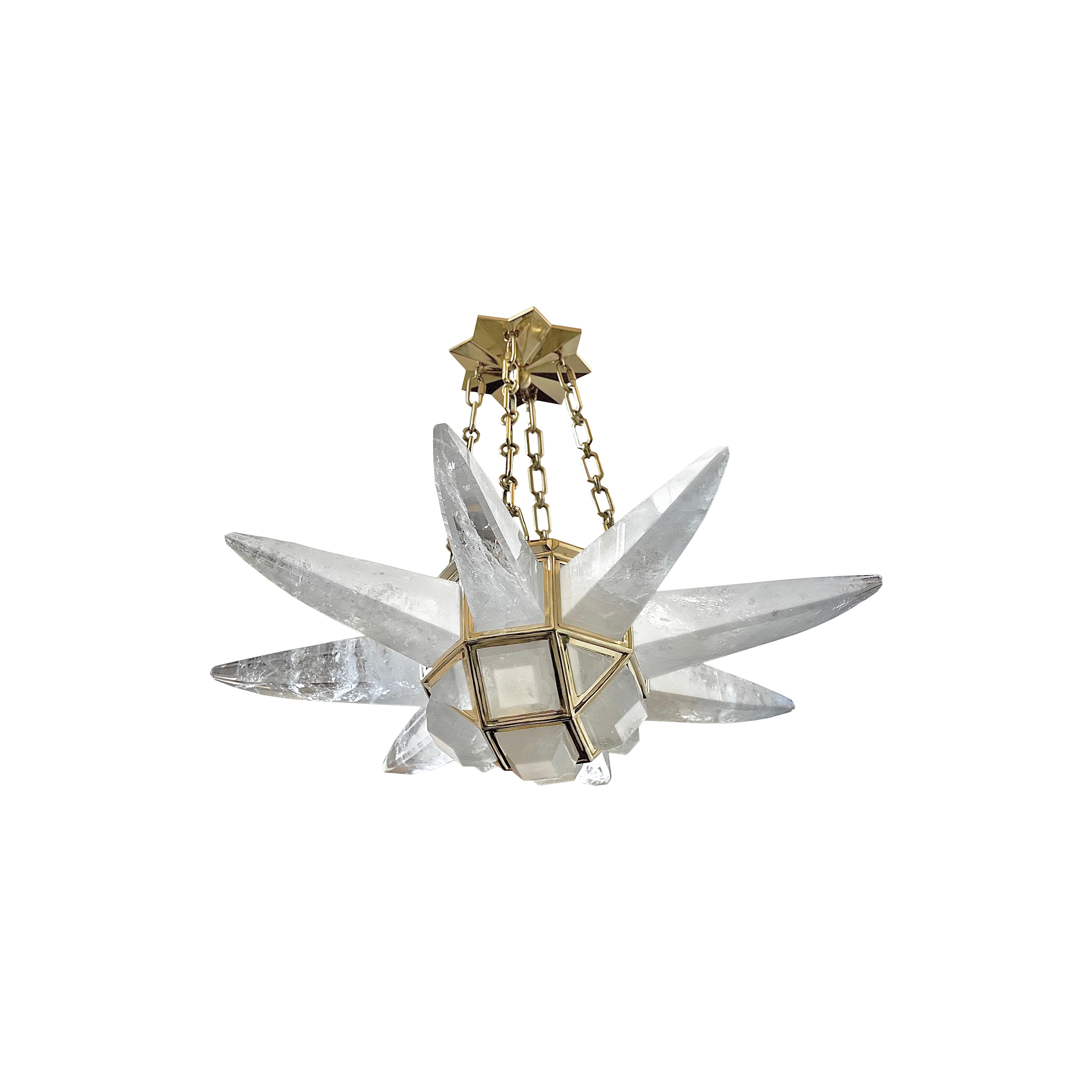 Lampadario in cristallo di rocca con finitura in ottone lucido.

Creato da Phoenix 

Tre prese E12 installate, per un totale di 180w.

Dimensioni e finiture metalliche personalizzate su richiesta.

