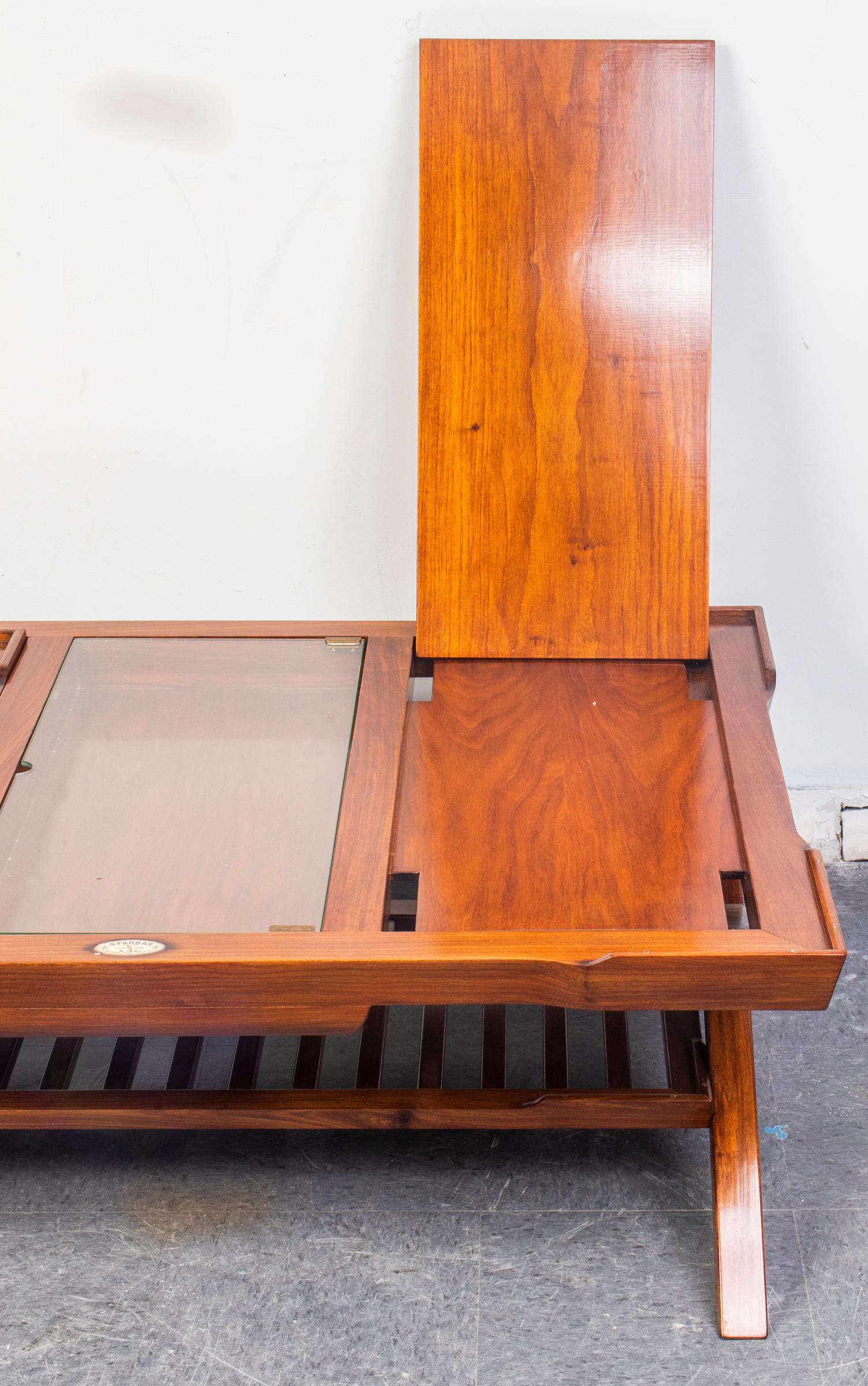 Table basse Ceylan de style colonial moderne avec plateau en bois mixte de Starbay Bon état à Astoria, NY