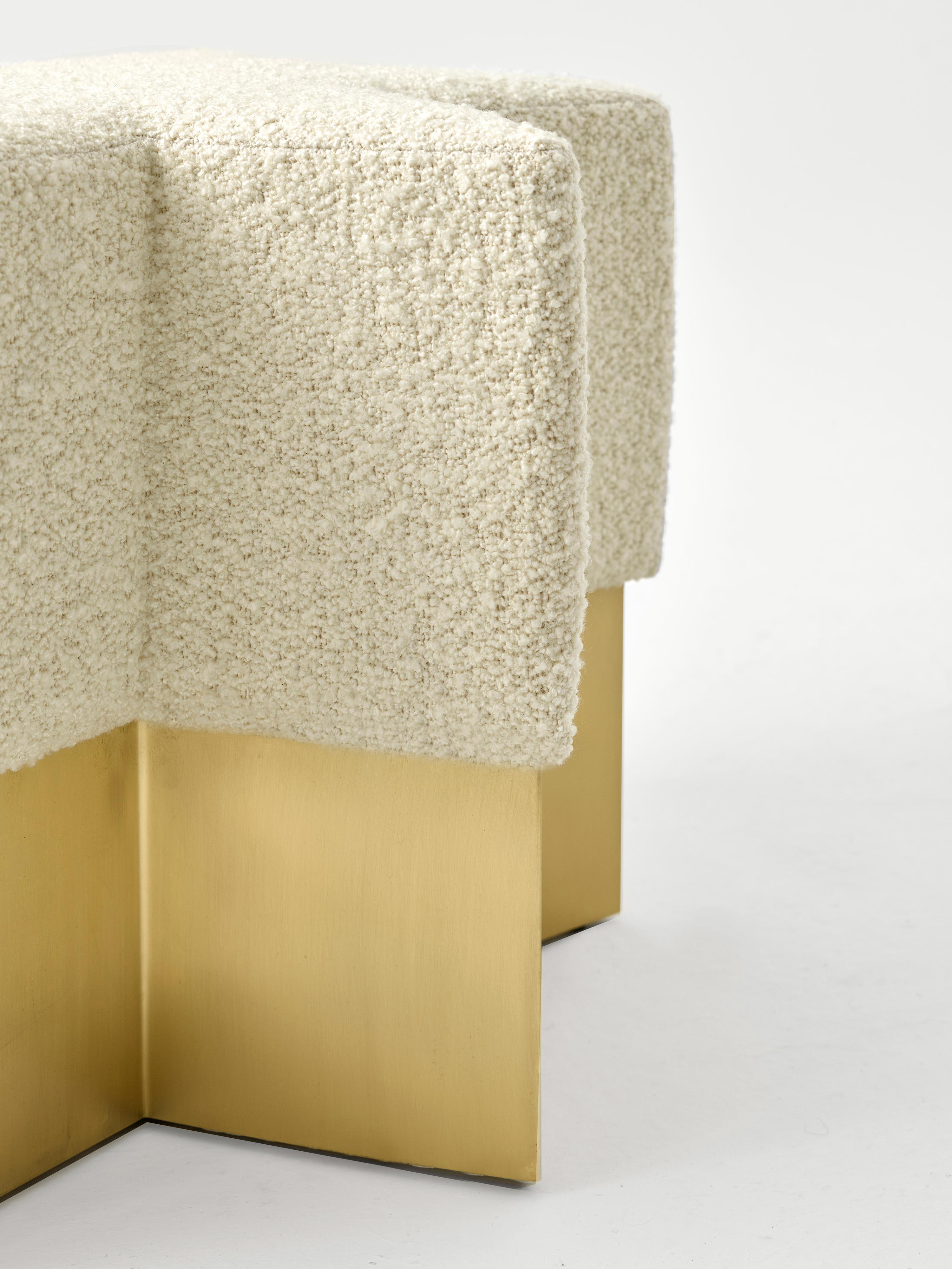 XXI secolo e contemporaneo Pouf Starboy Boucle di Merve Kahraman, ottone opaco e tessuto boucle beige in vendita