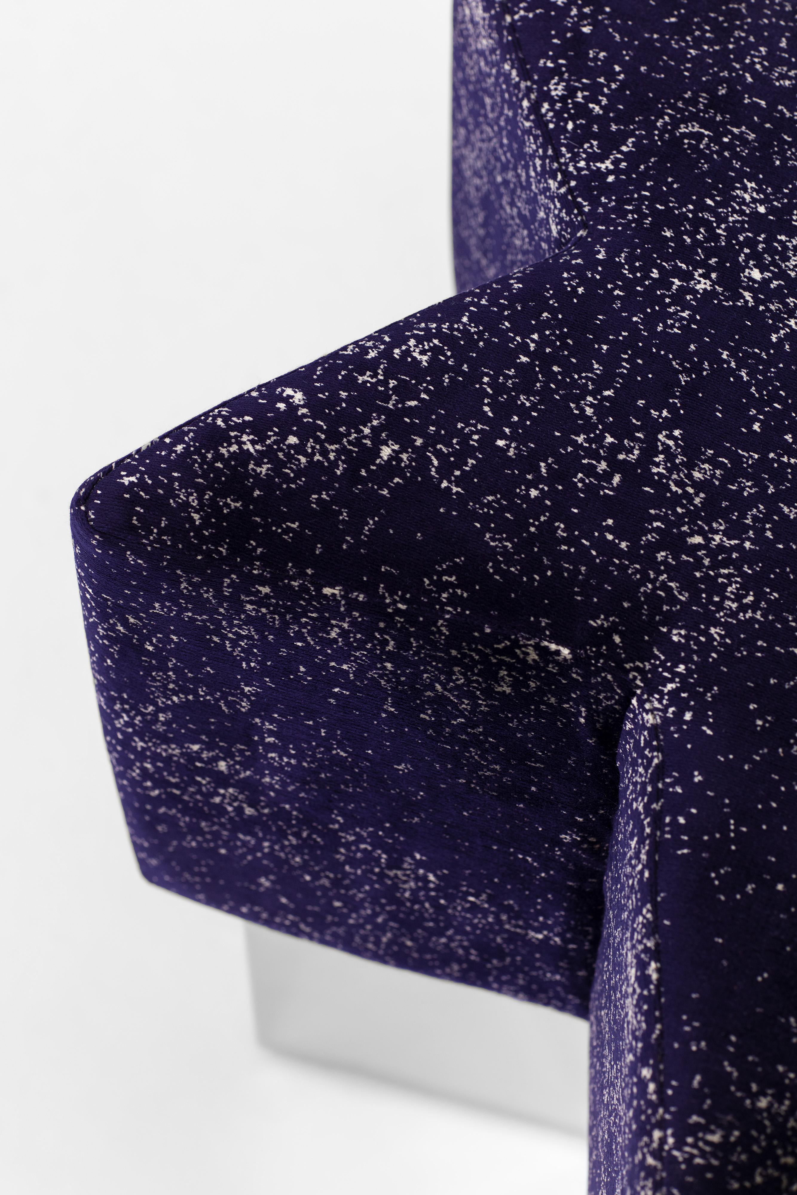 Pouf Starboy di MERVE KAHRAMAN, cromo lucido e velluto blu scuro glitterato in vendita 3