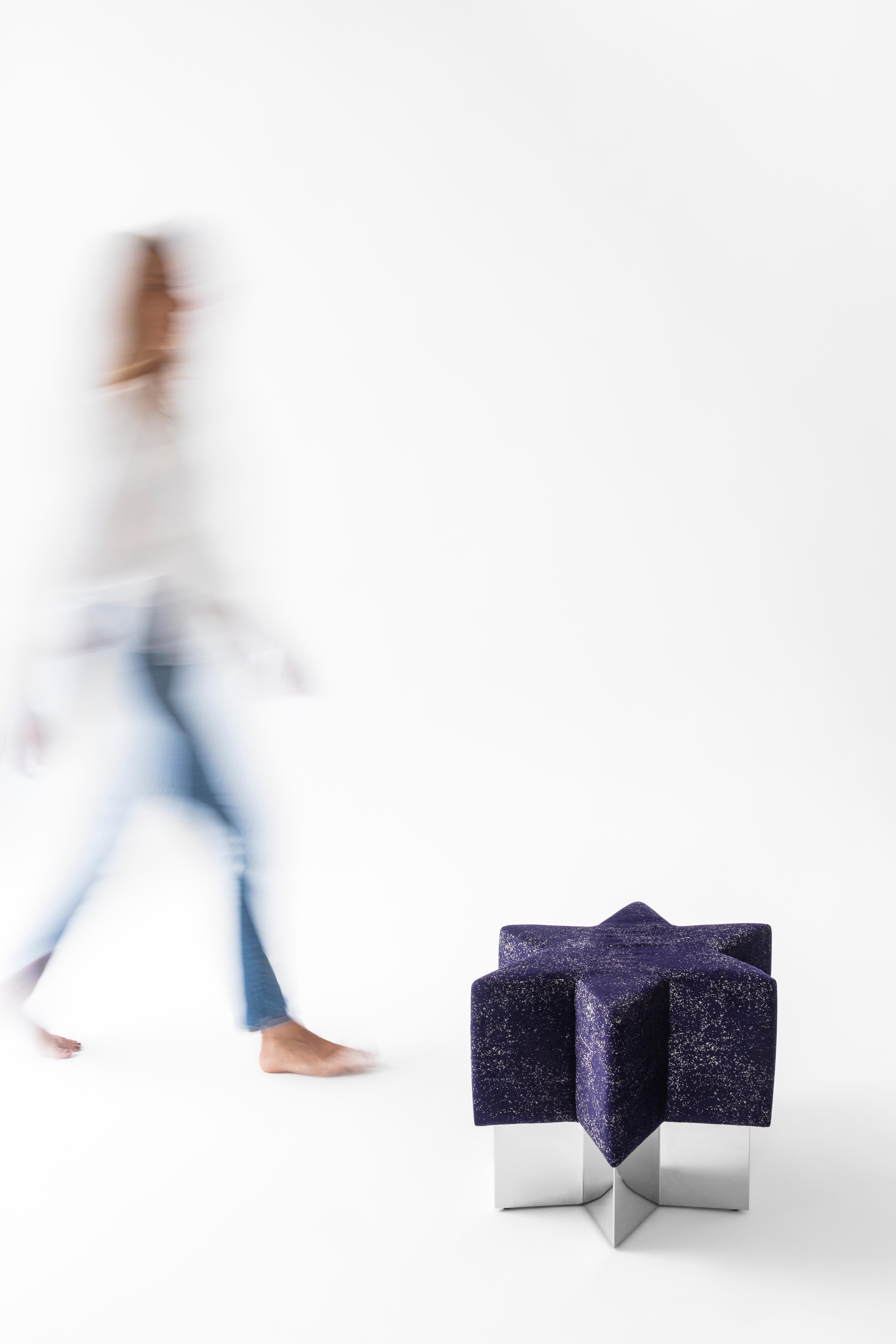 Pouf Starboy di MERVE KAHRAMAN, cromo lucido e velluto blu scuro glitterato in vendita 4