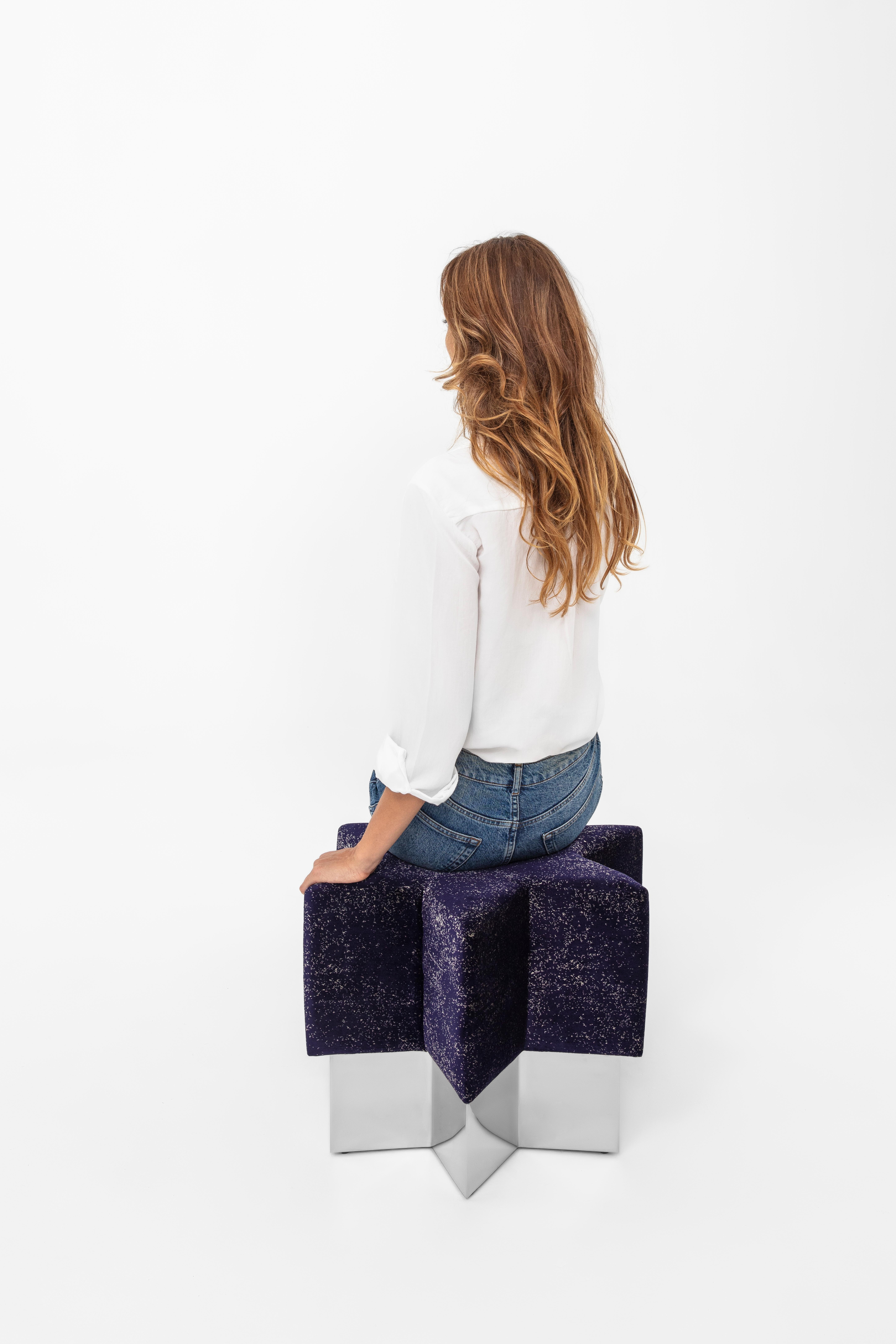 Pouf Starboy di MERVE KAHRAMAN, cromo lucido e velluto blu scuro glitterato in vendita 5