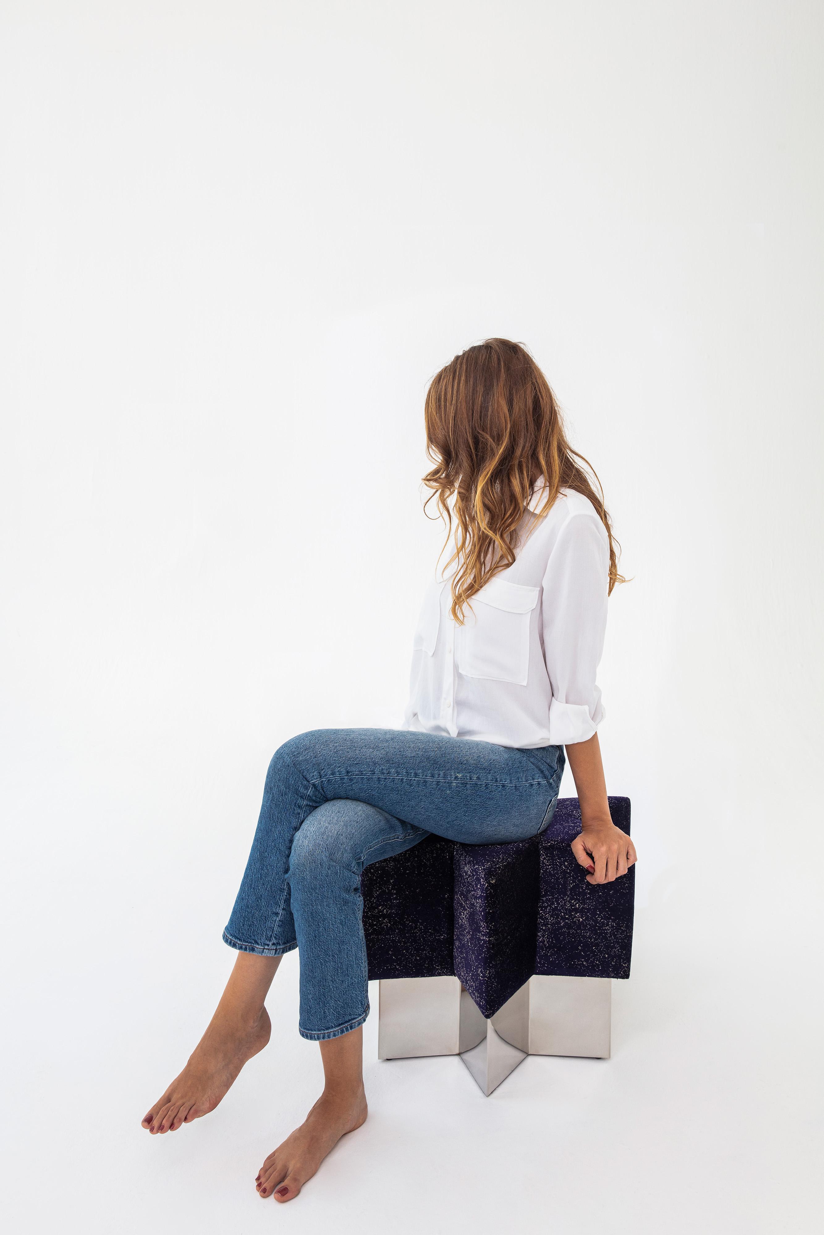 Pouf Starboy di MERVE KAHRAMAN, cromo lucido e velluto blu scuro glitterato in vendita 6