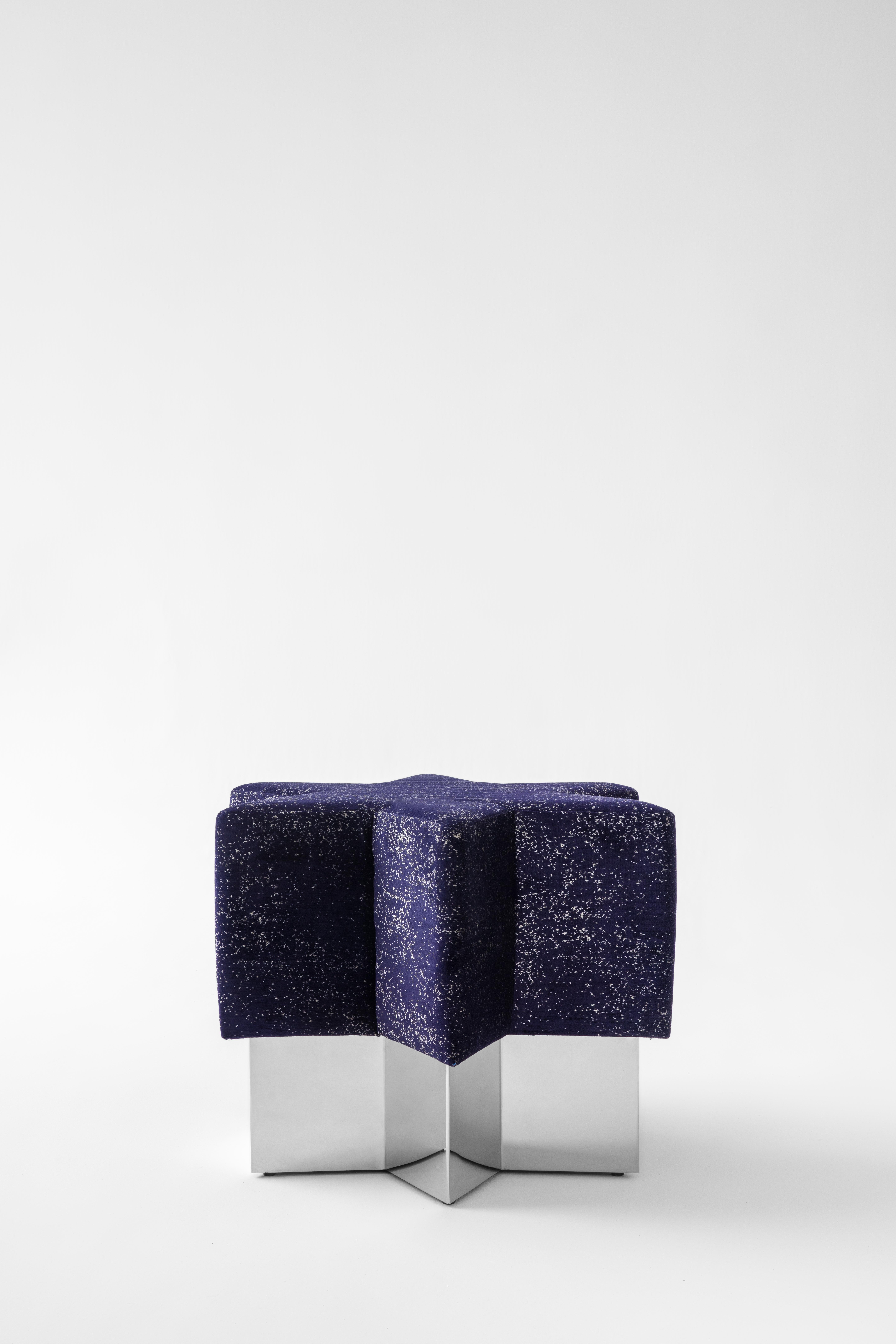 Pouf Starboy di Merve KAHRAMAN

Cromo lucido con velluto blu scuro glitterato.

23,6
