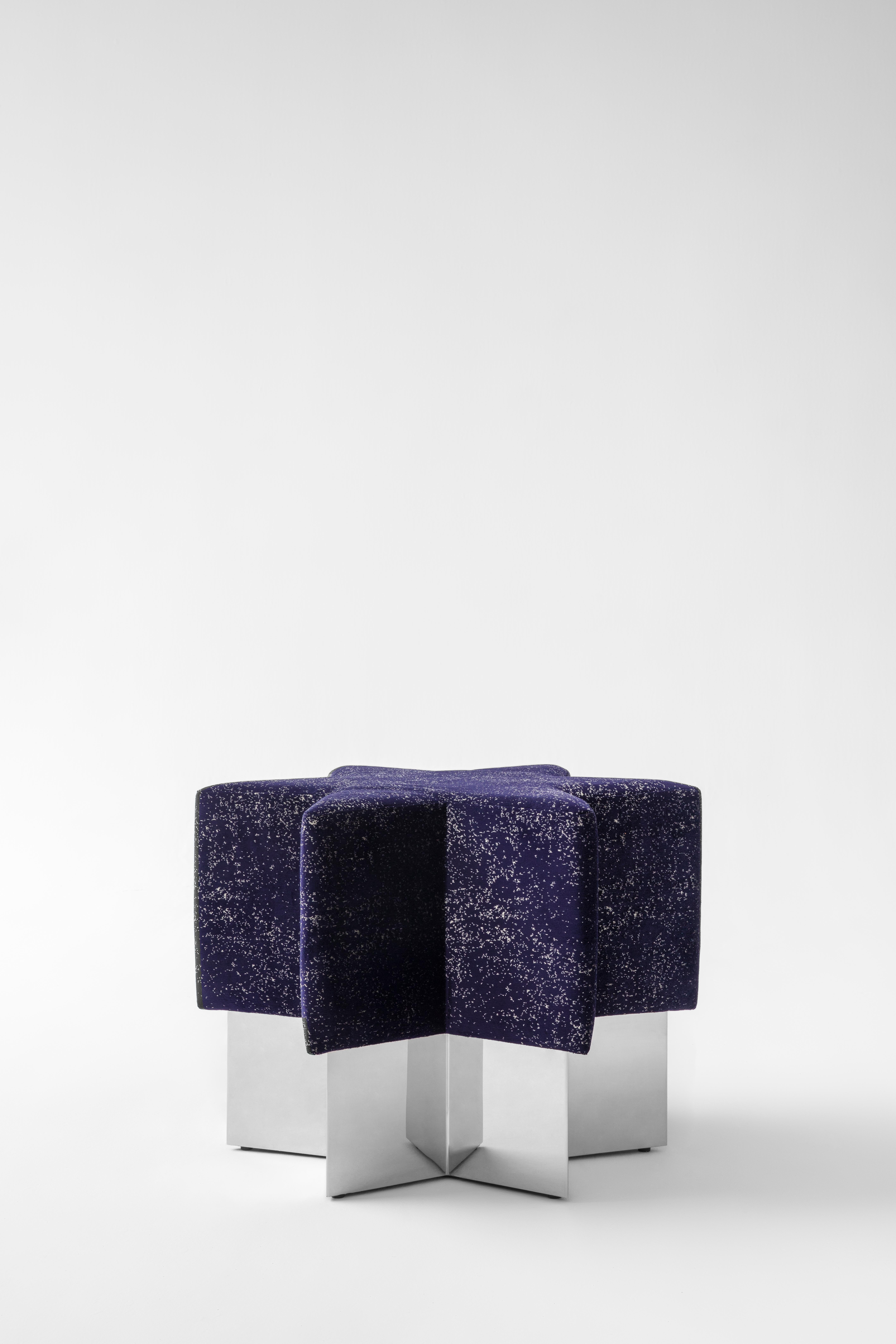 Turco Pouf Starboy di MERVE KAHRAMAN, cromo lucido e velluto blu scuro glitterato in vendita