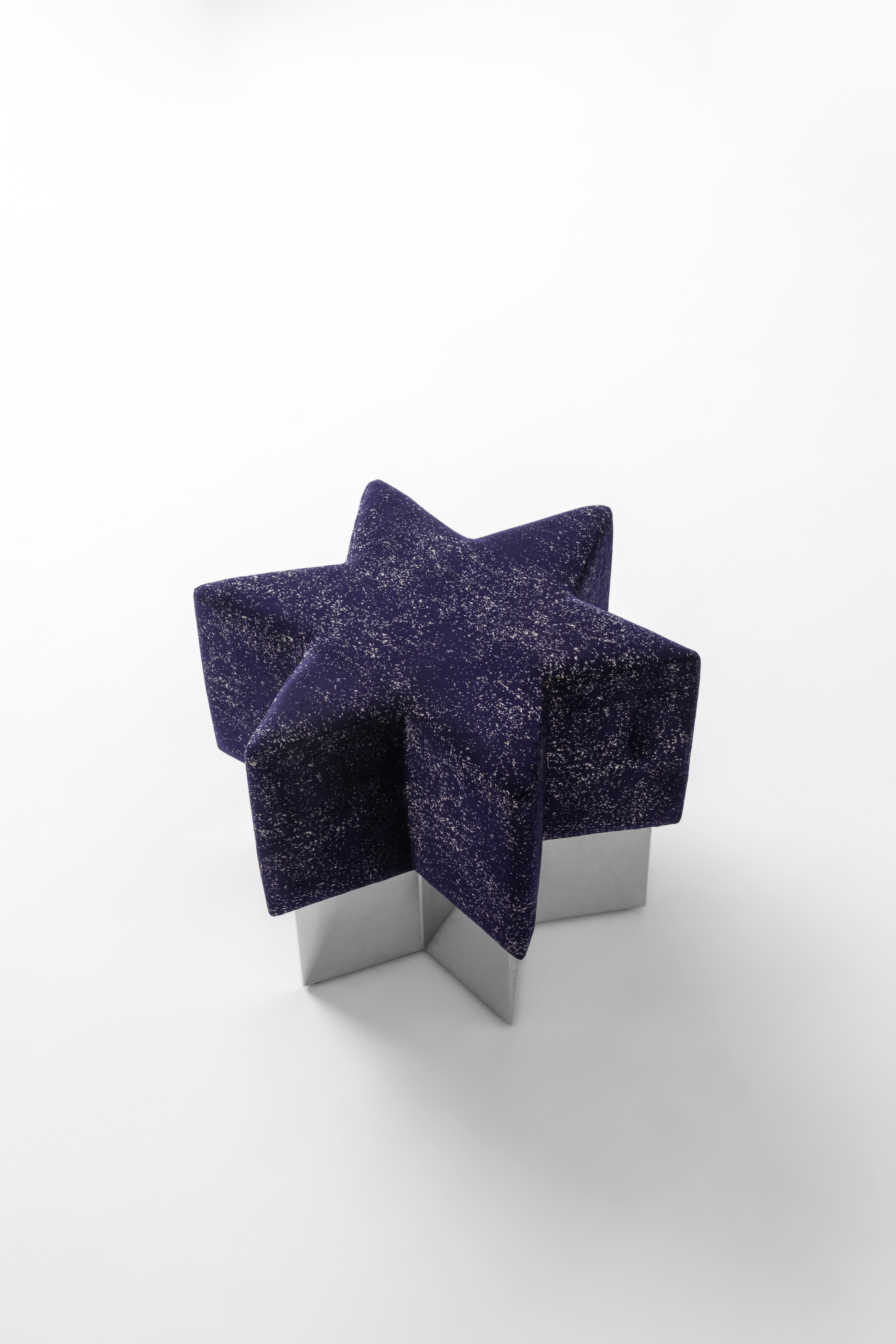 Fatto a mano Pouf Starboy di MERVE KAHRAMAN, cromo lucido e velluto blu scuro glitterato in vendita
