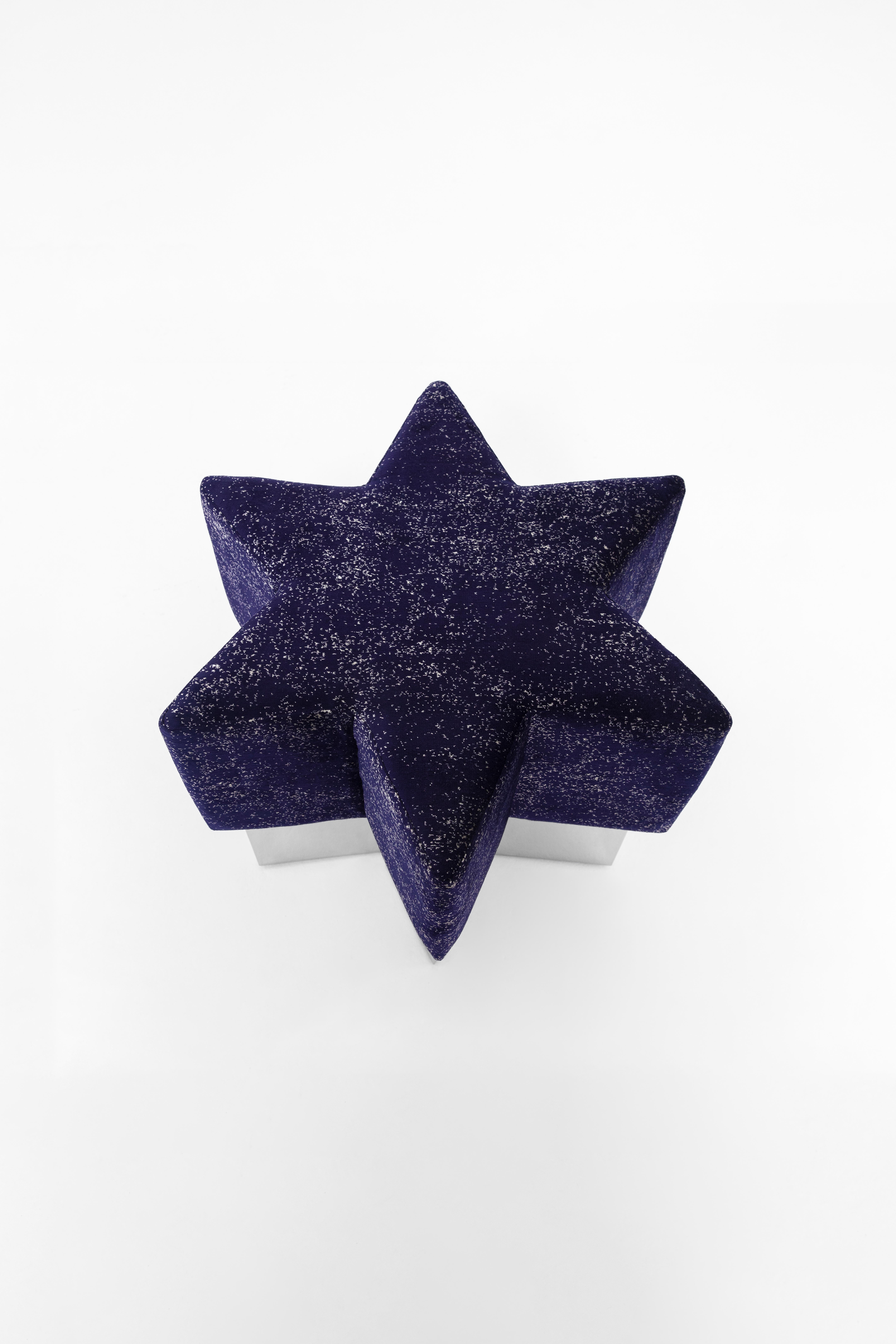 Pouf Starboy di MERVE KAHRAMAN, cromo lucido e velluto blu scuro glitterato In condizioni buone in vendita a New York, NY