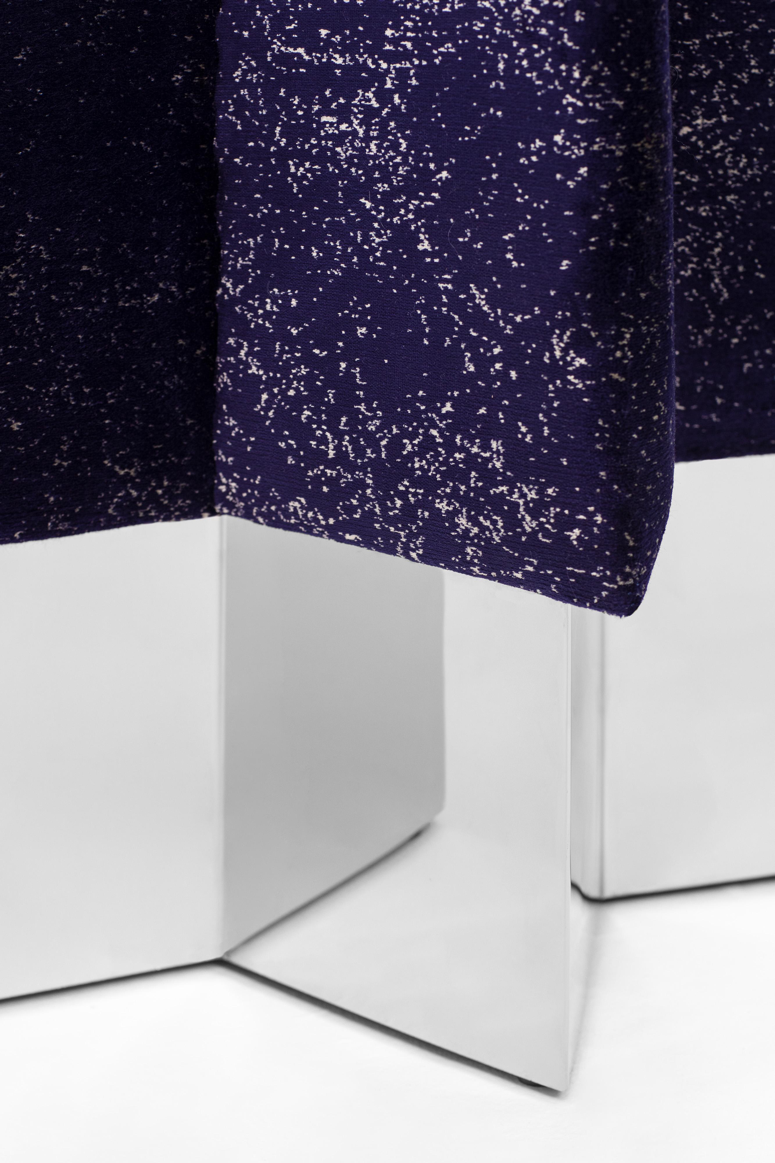 Pouf Starboy di MERVE KAHRAMAN, cromo lucido e velluto blu scuro glitterato in vendita 1