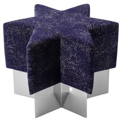 Pouf Starboy di MERVE KAHRAMAN, cromo lucido e velluto blu scuro glitterato