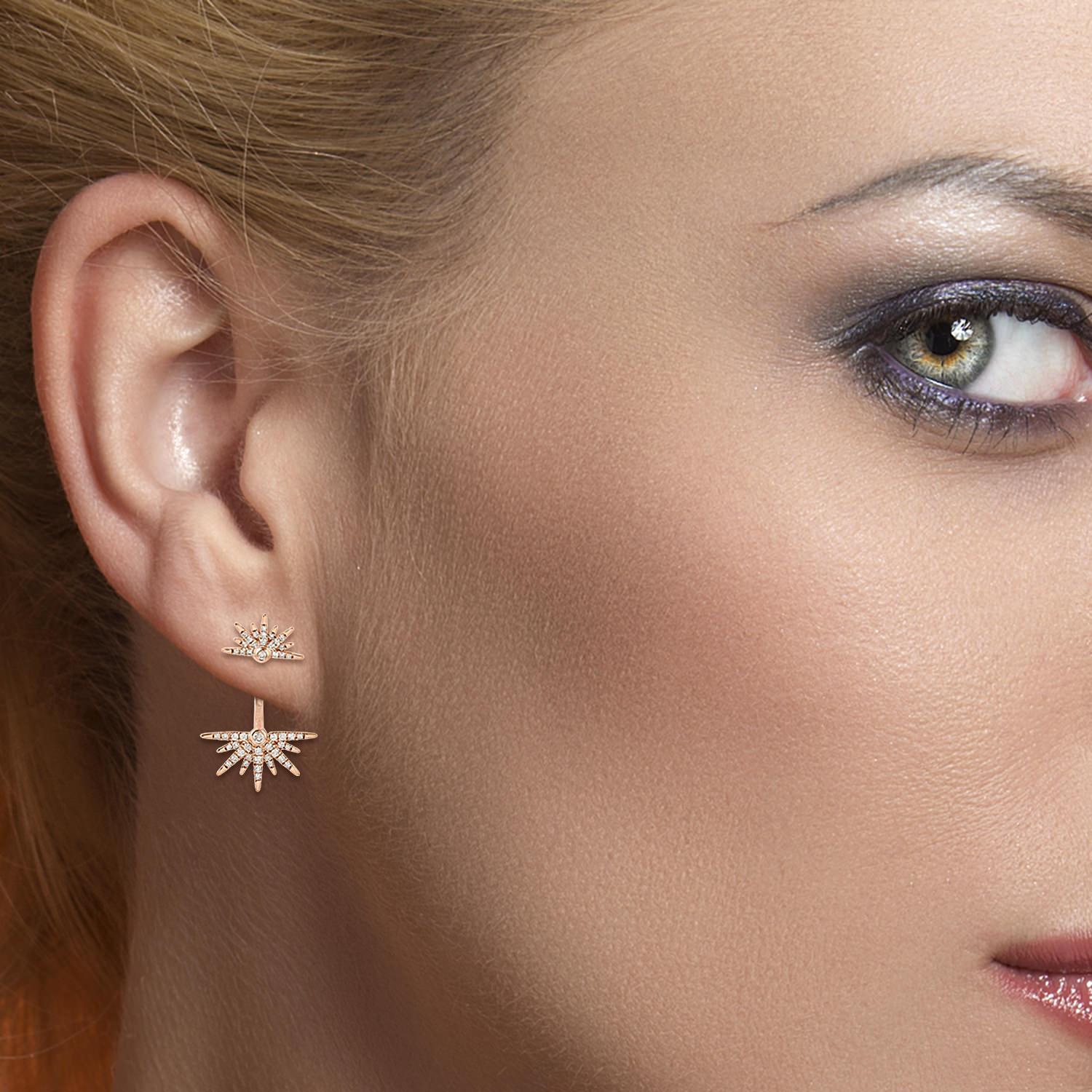 Diese aus 14-karätigem Roségold gegossenen Ohrstecker sind von Hand mit funkelnden Diamanten von 0,63 Karat besetzt. Erhältlich in Rosé-, Gelb- und Weißgold. Sehen Sie andere passende Stücke, die mit der Sun Collection'S harmonieren.

FOLLOW  MEGHNA
