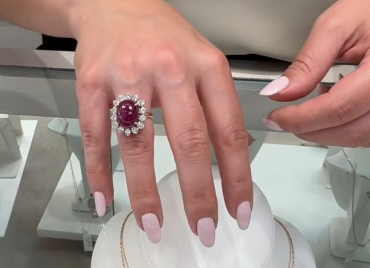 Anillo de oro amarillo de 18 quilates con cabujón ovalado de rubí y diamantes redondos engastados con garras en Nuevo estado para la venta en Old Tappan, NJ