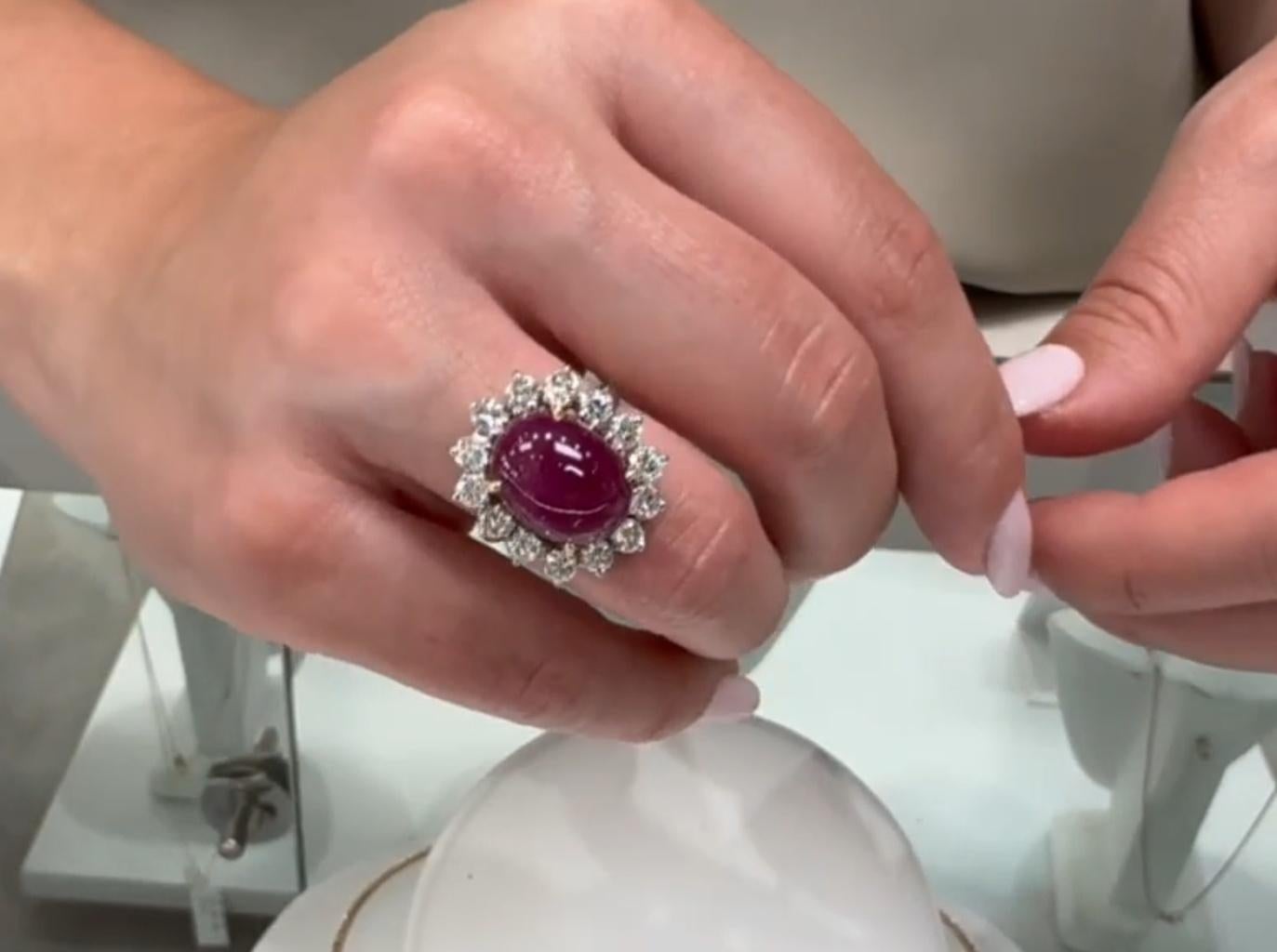 De las mujeres Anillo de oro amarillo de 18 quilates con cabujón ovalado de rubí y diamantes redondos engastados con garras en venta