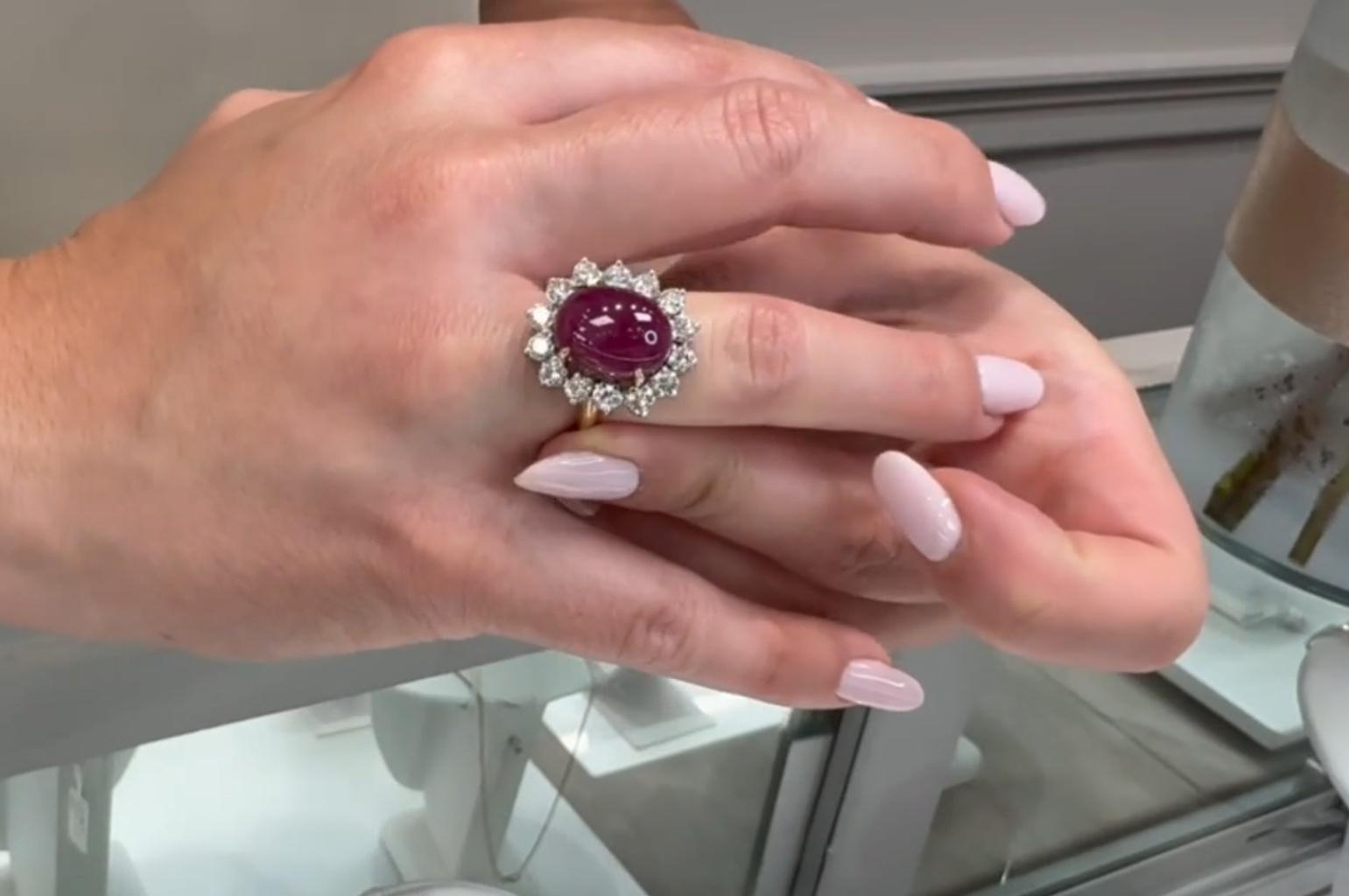 Anillo de oro amarillo de 18 quilates con cabujón ovalado de rubí y diamantes redondos engastados con garras en venta 1